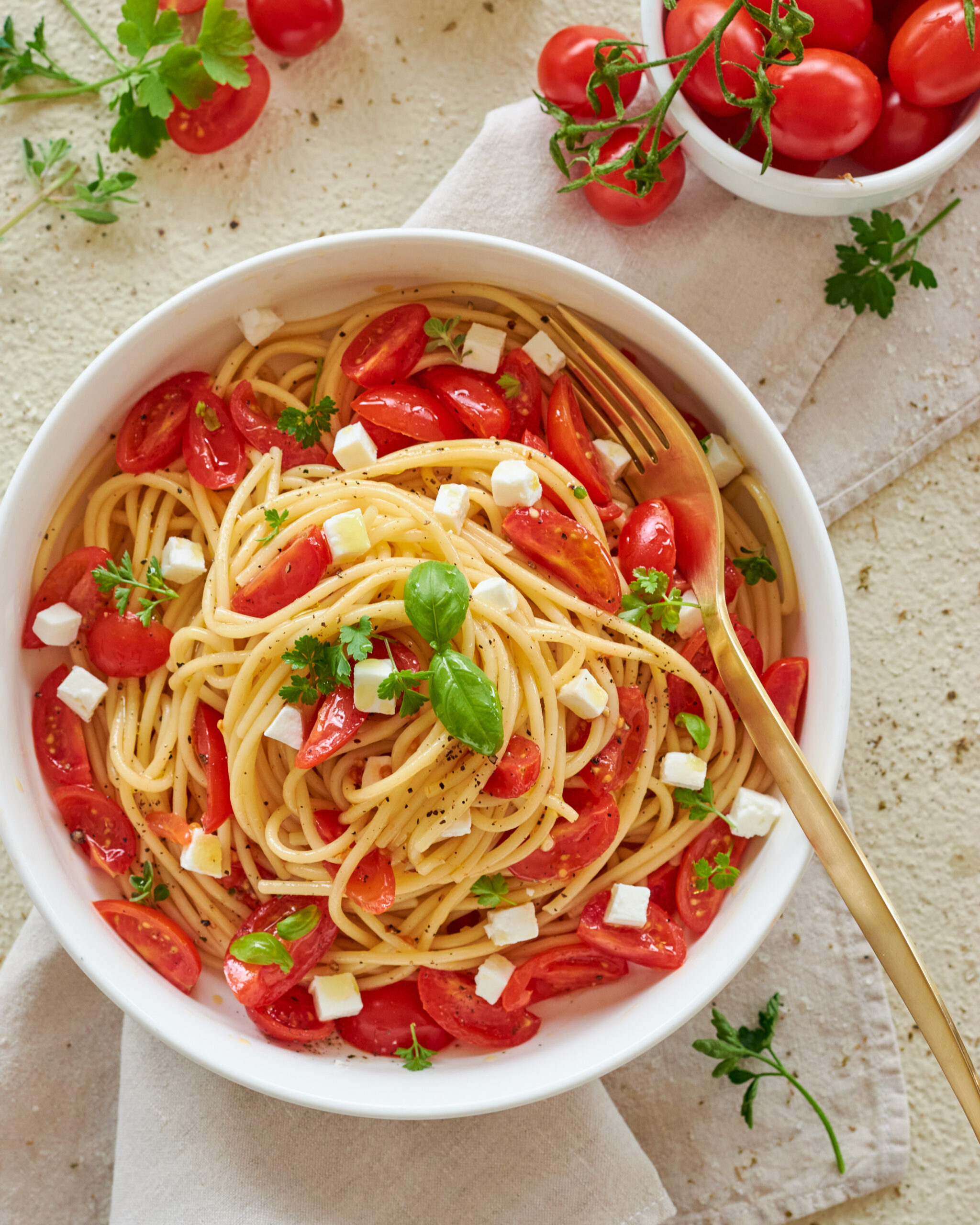 Spaghetti primaverili con pomodori datterini e feta Zorbas