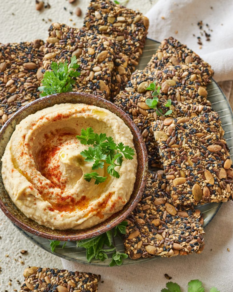 Crackers croccanti di semi da abbinare ad hummus Zorbas