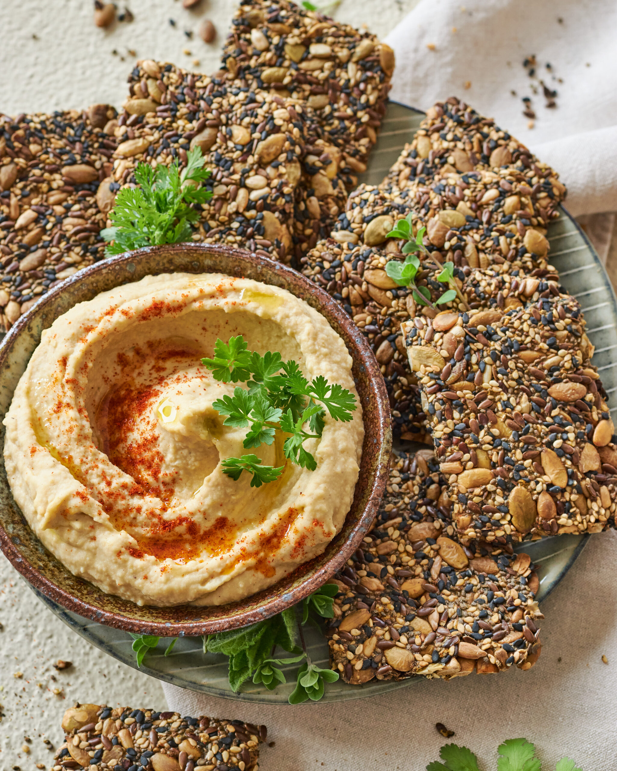 Crackers croccanti di semi da abbinare ad hummus Zorbas