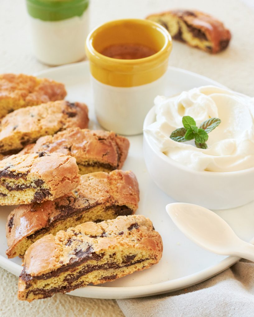 La colazione con yogurt greco Zorbas e cantucci con gocce di cioccolato