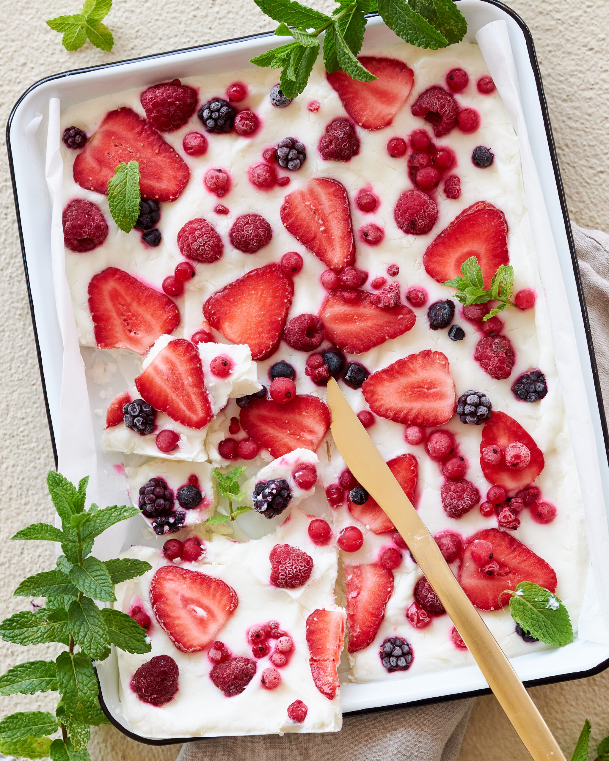 “Frozen yogurt bark” con frutti rossi