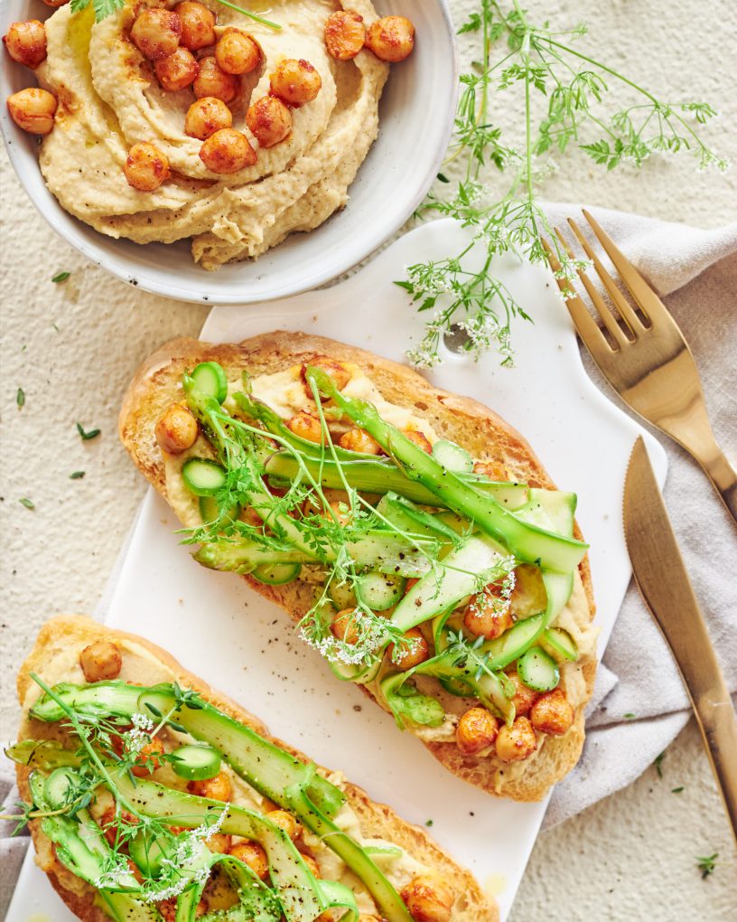 Bruschette con hummus Zorbas, asparagi e ceci alla paprika