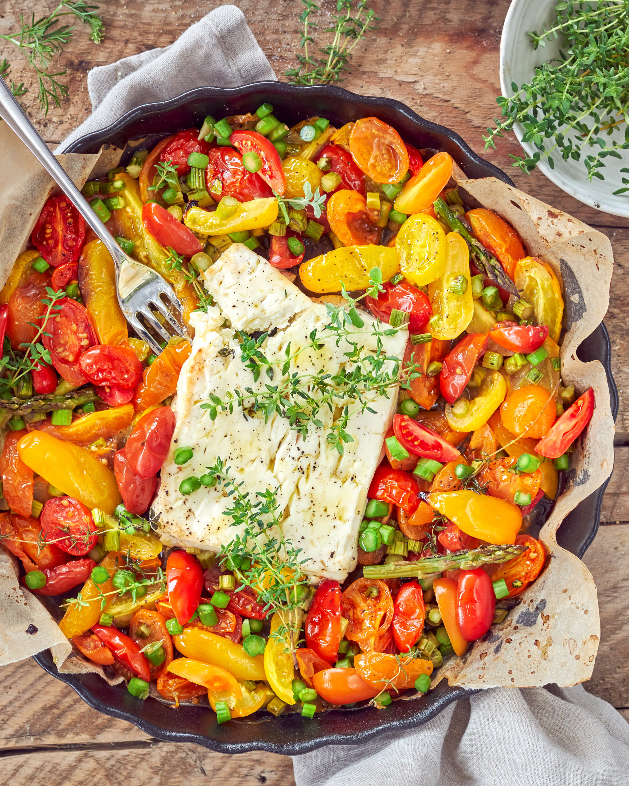 Feta al forno con verdure primaverili