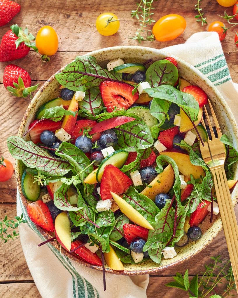 Insalata estiva con frutta e Manouri Zorbas