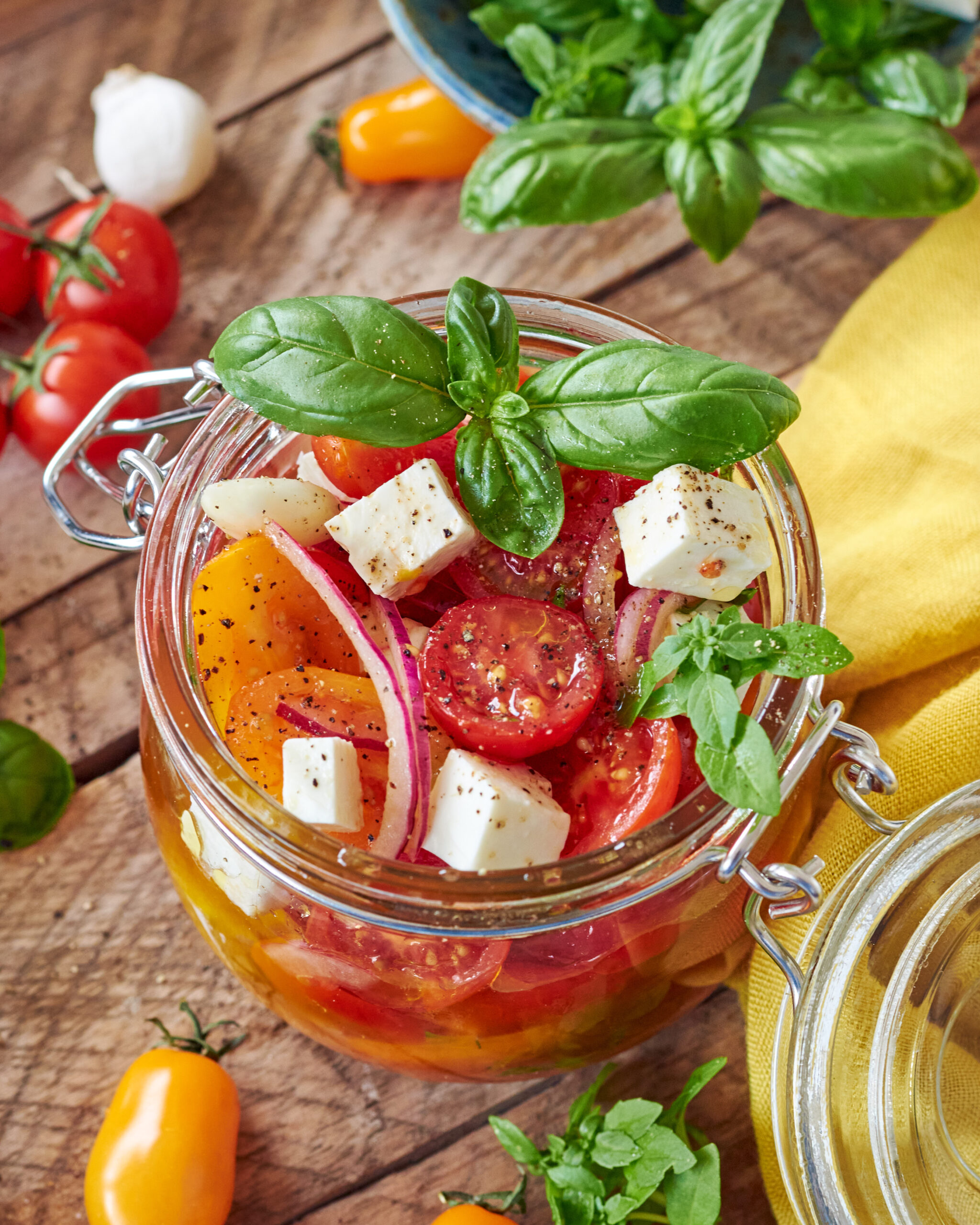 Feta marinata con pomodori ciliegini e cipolla rossa di tropea