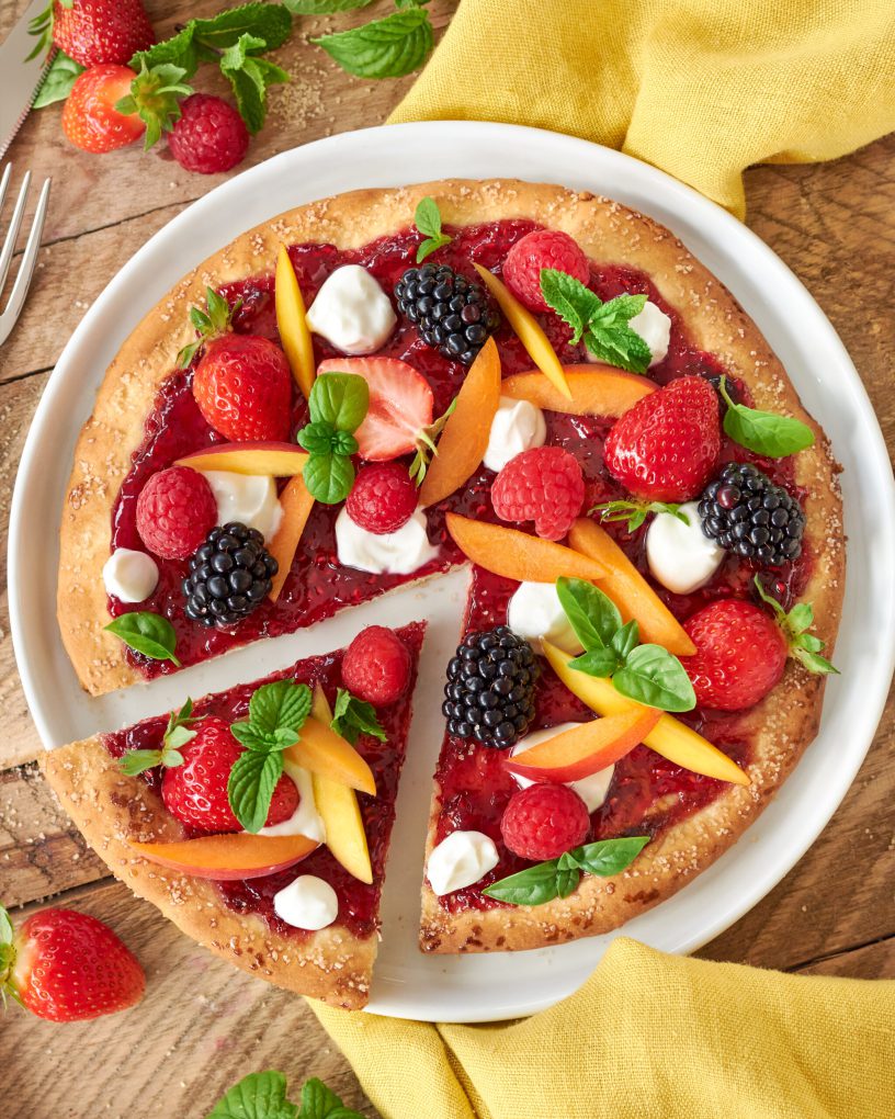 Pizza dolce con frutta di stagione e yogurt greco Zorbas