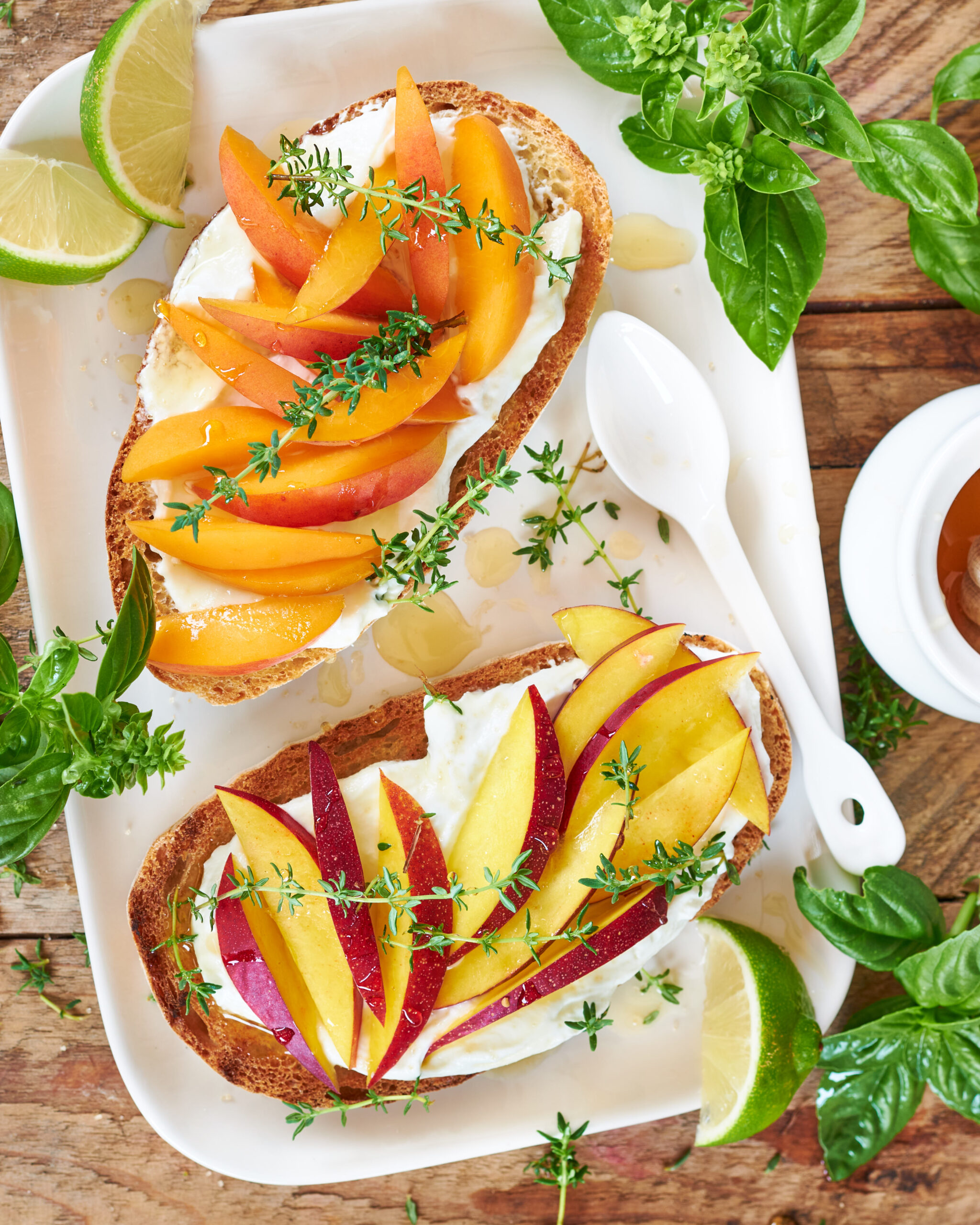 Colazione con yogurt greco e frutta di stagione