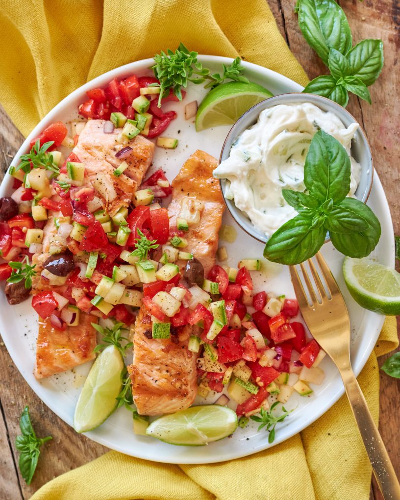 Salmone alla griglia con insalata estiva e tzatziki Zorbas