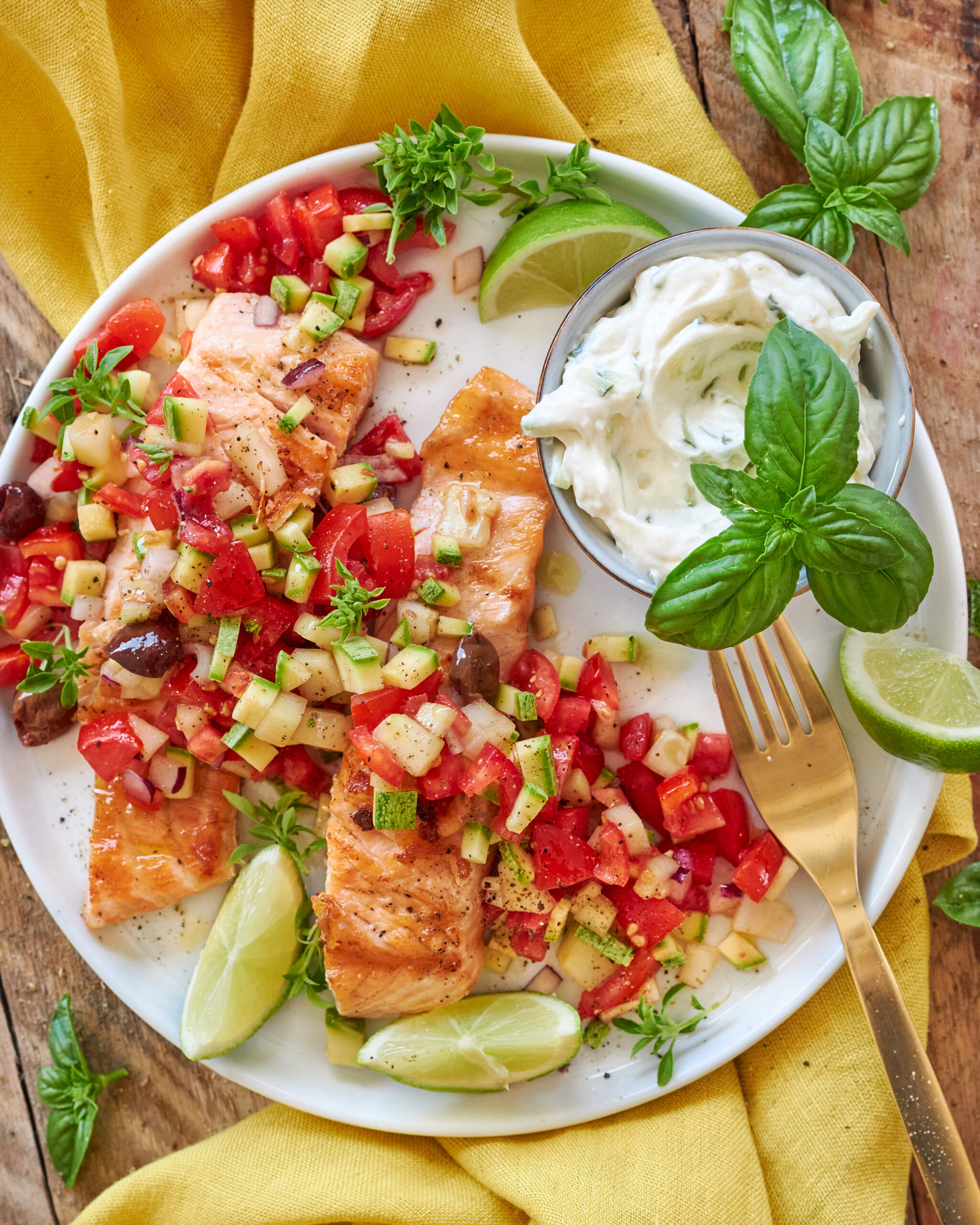 Salmone alla griglia con insalata estiva e tzatziki Zorbas