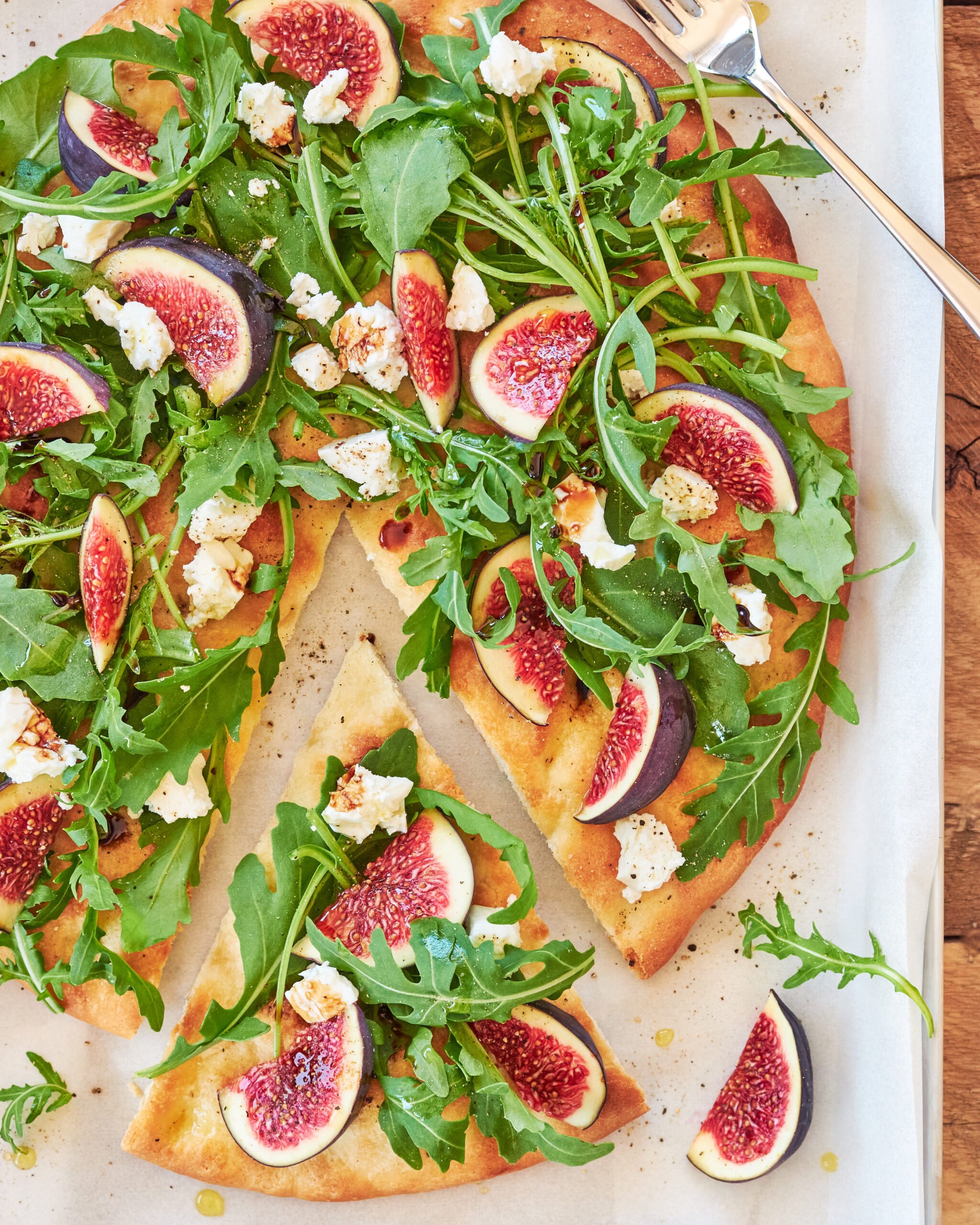 Focaccia con feta Zorbas, fichi e rucola