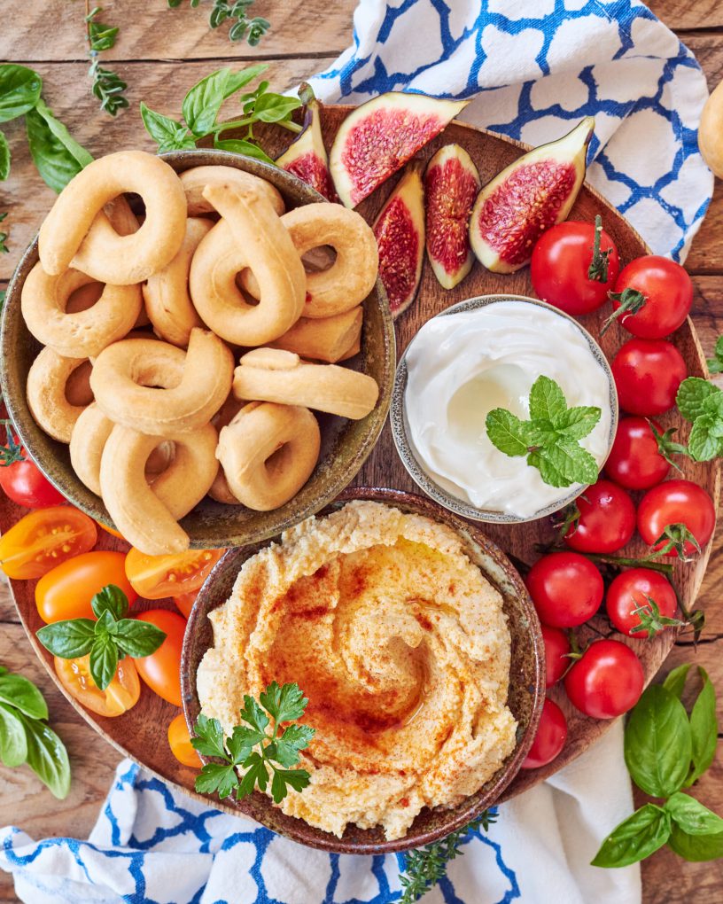 L’aperitivo con taralli pugliesi al peperoncino e hummus Zorbas