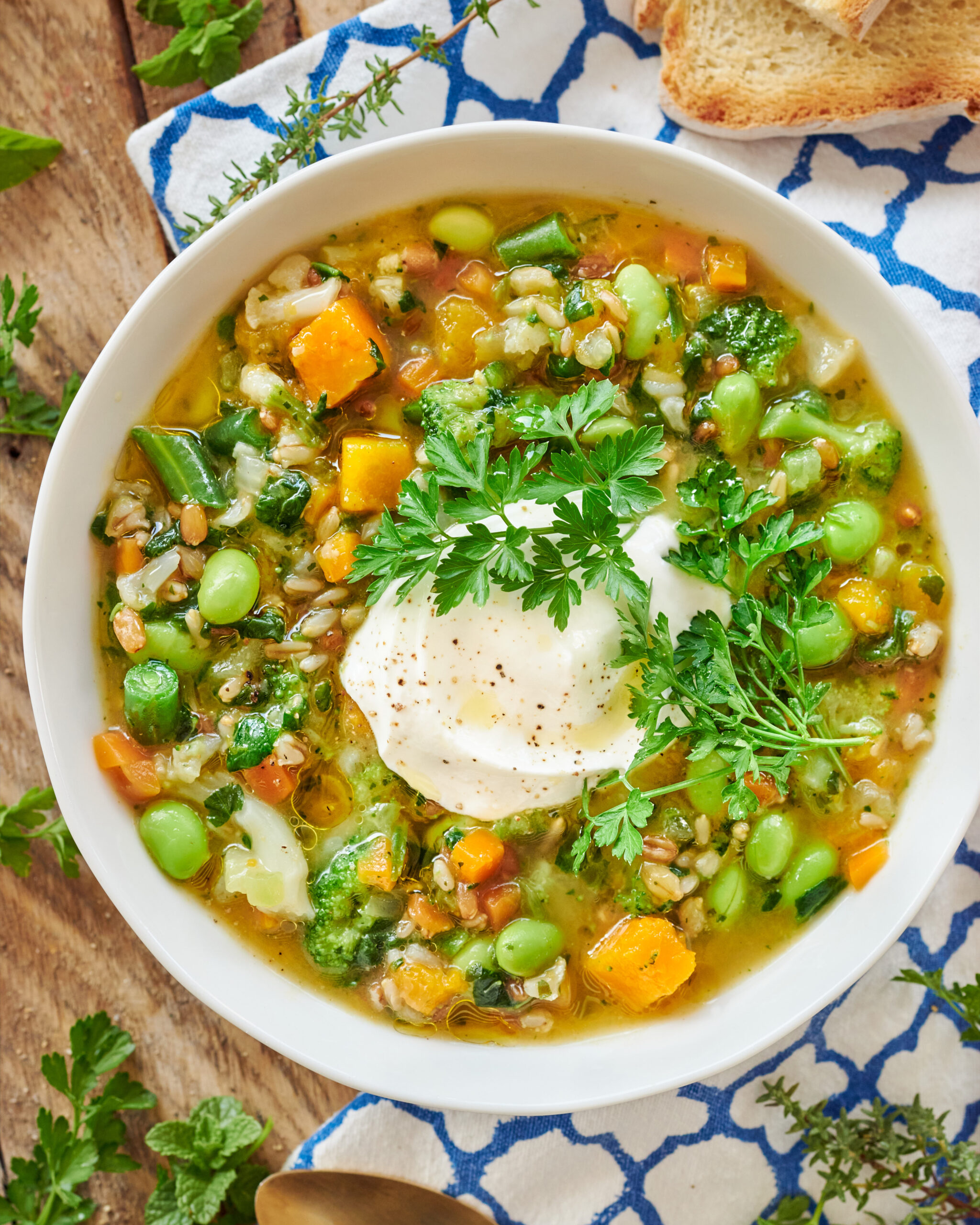 Zuppa di cereali e verdure con yogurt greco