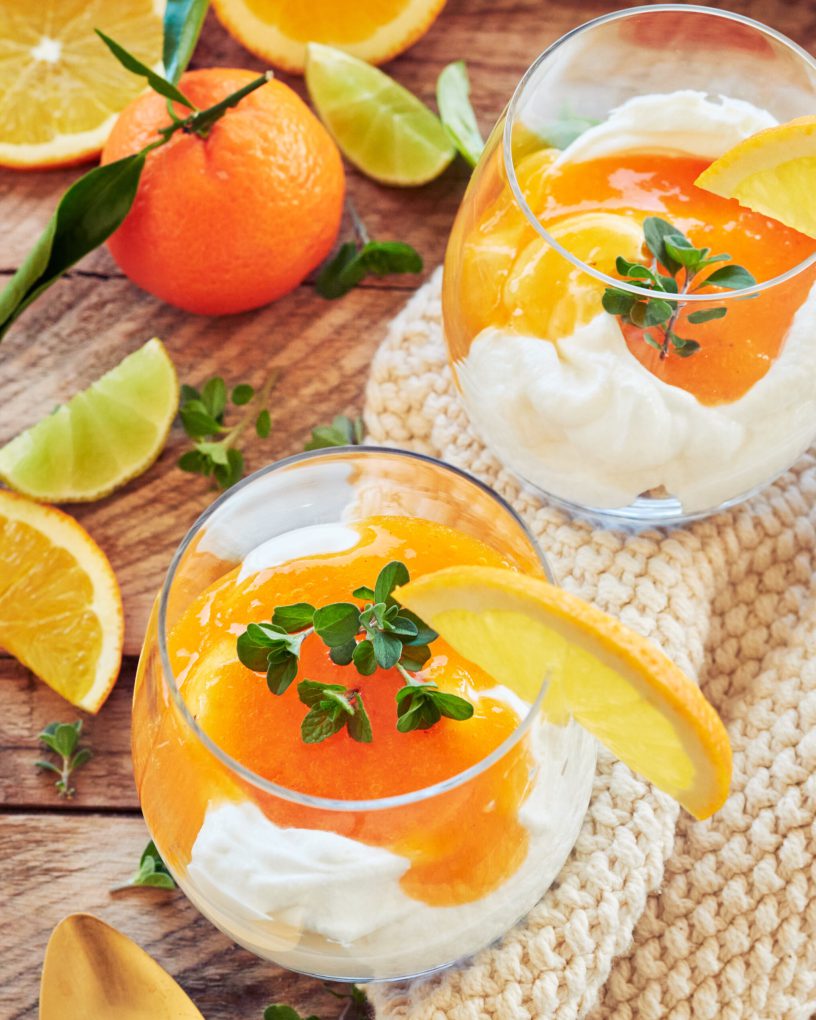 Dessert con yogurt greco, biscotti e mousse di caco