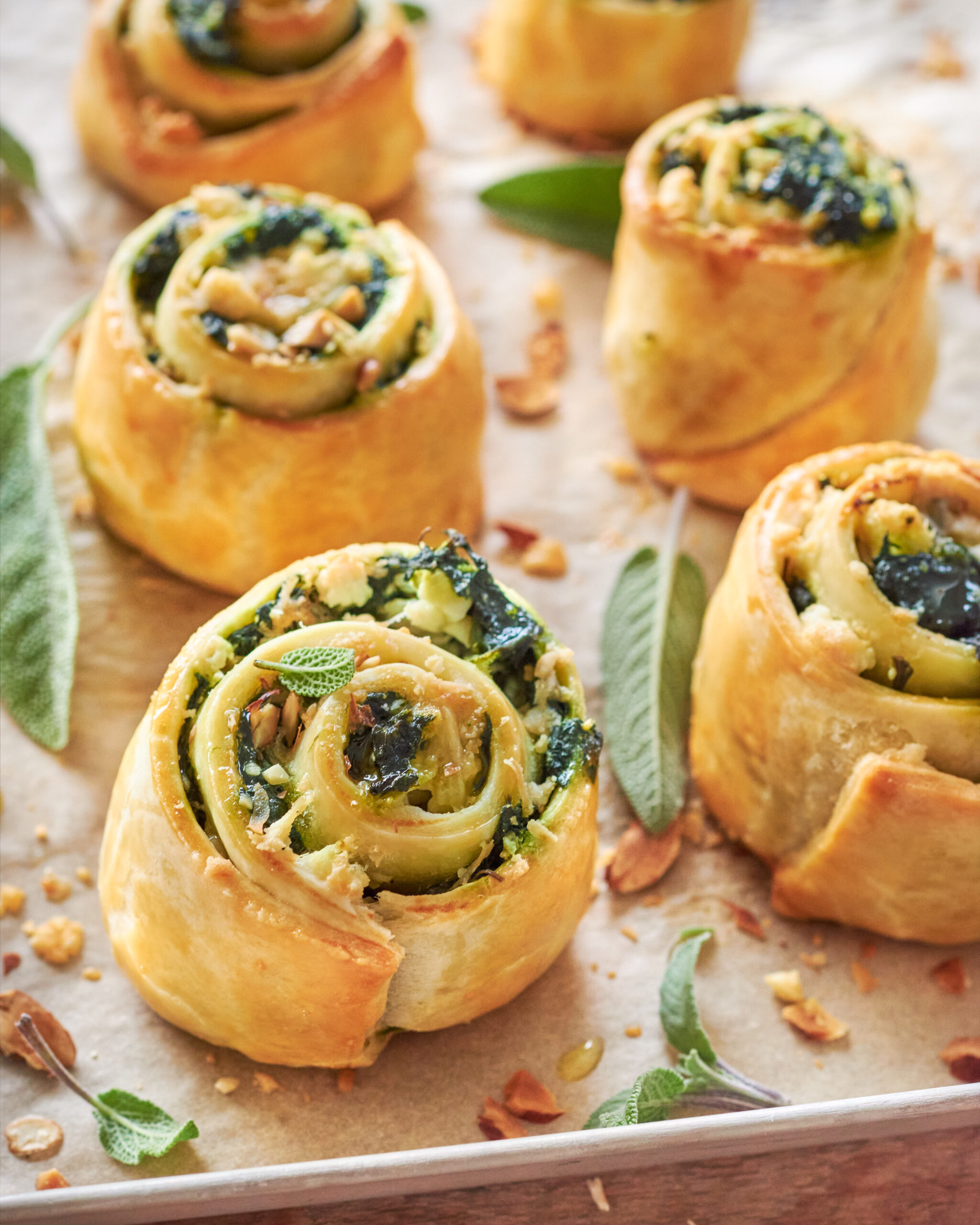 Rolls di pasta sfoglia con spinaci, feta e mandorle