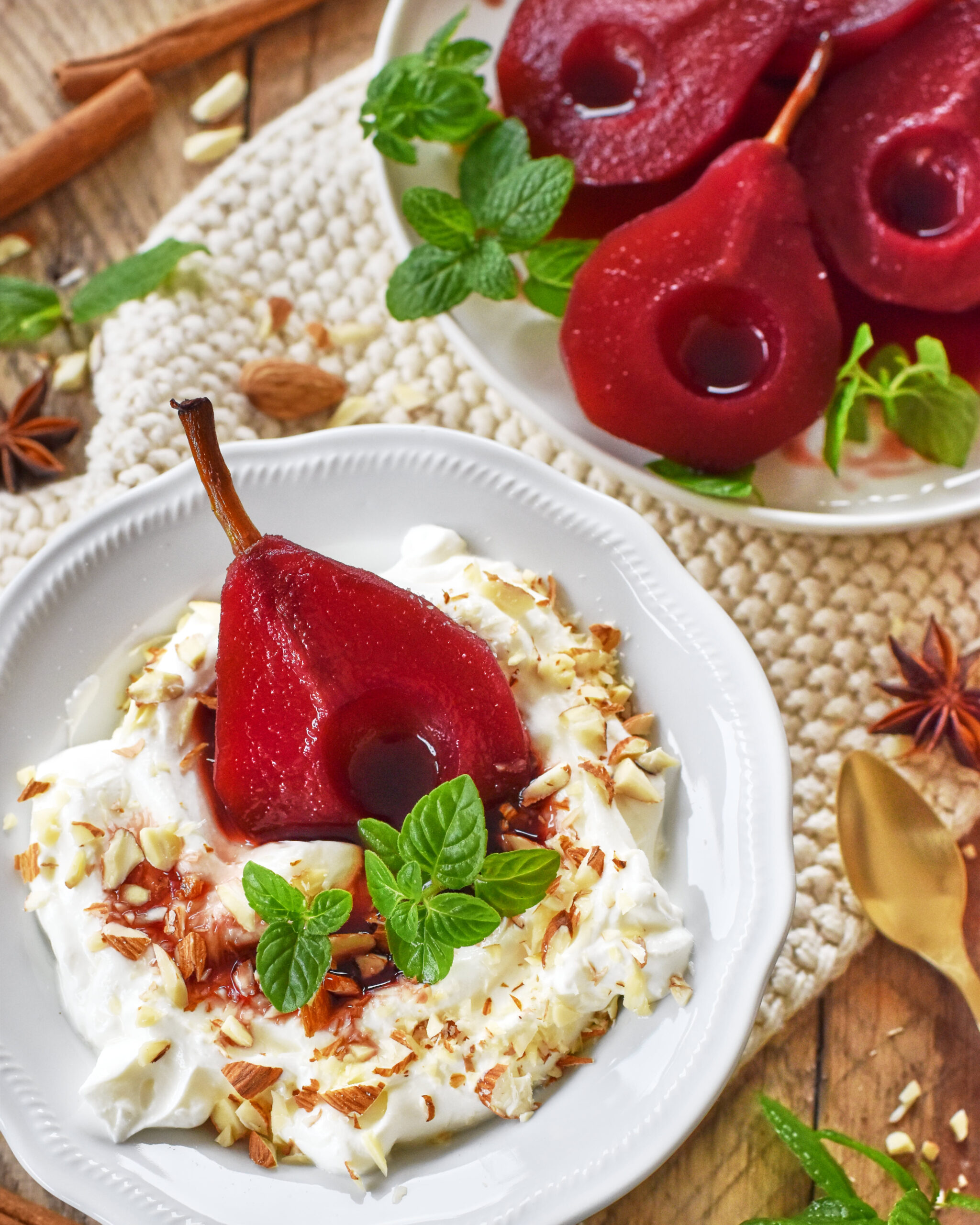 Pere al vino rosso con yogurt greco