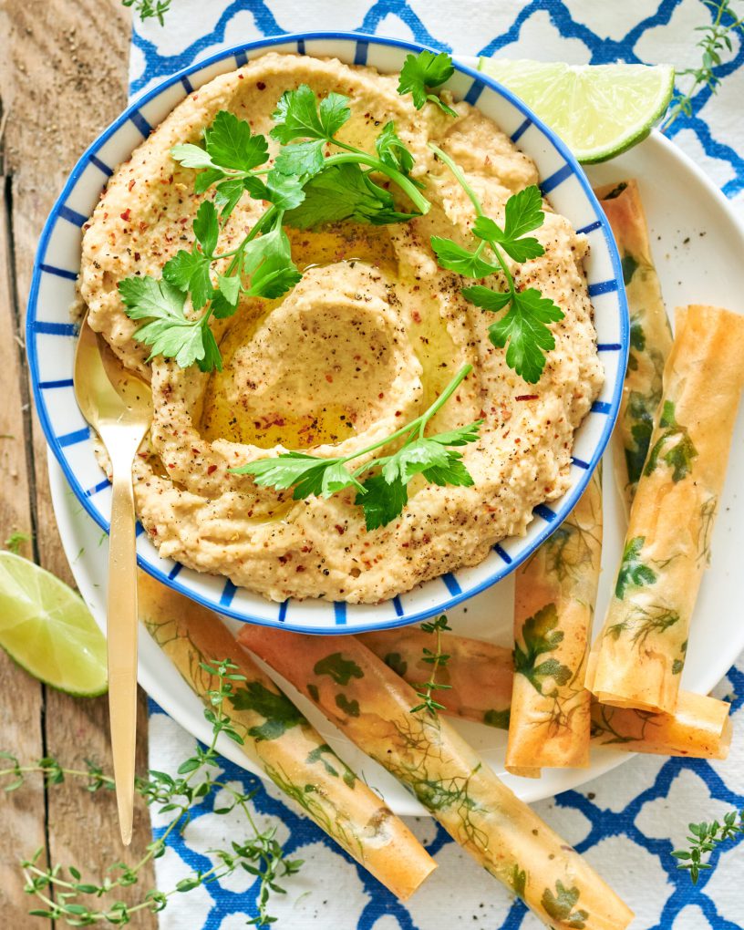 Hummus Zorbas con involtini di pasta fillo ed erbe aromatiche