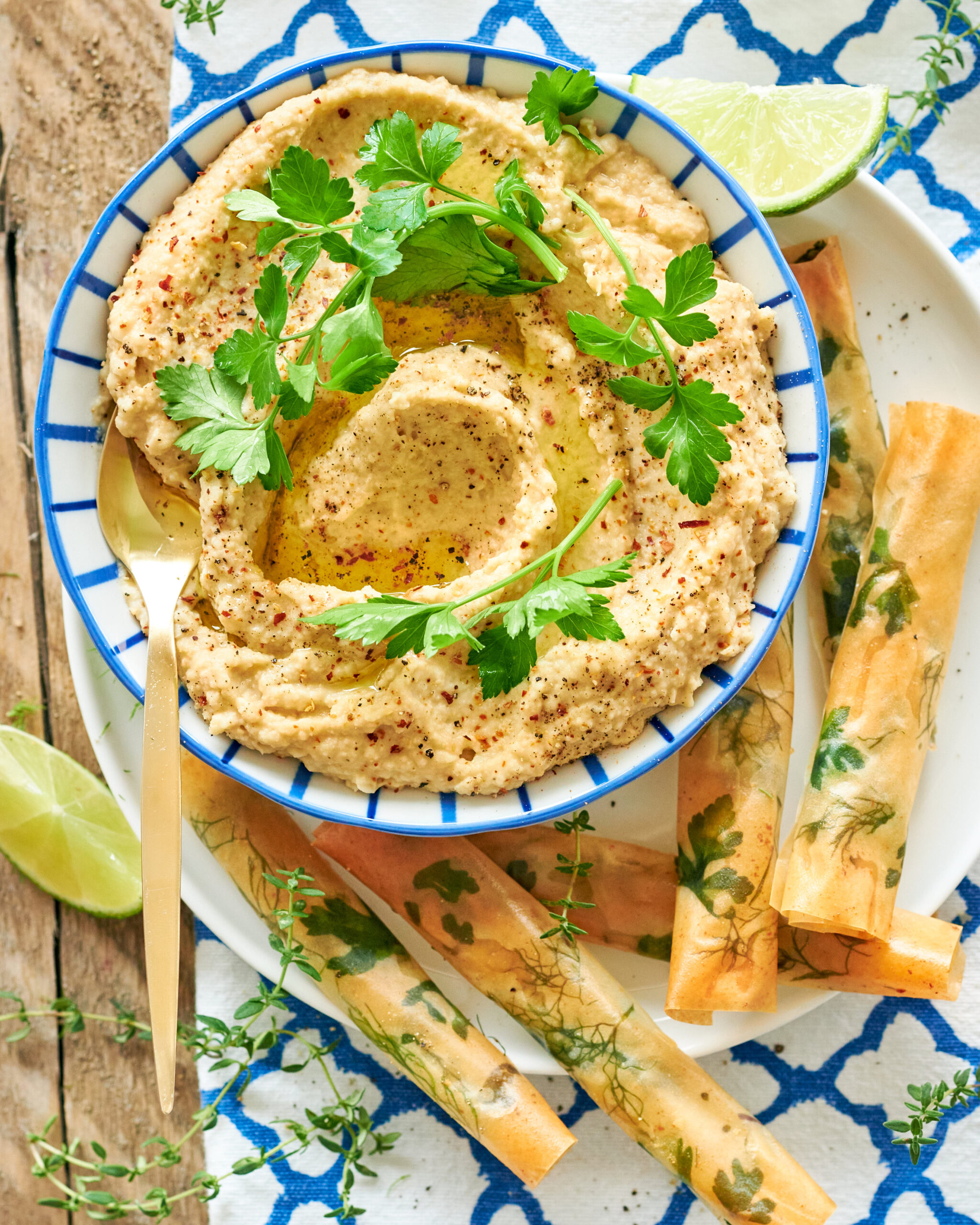 Hummus Zorbas con involtini di pasta fillo ed erbe aromatiche