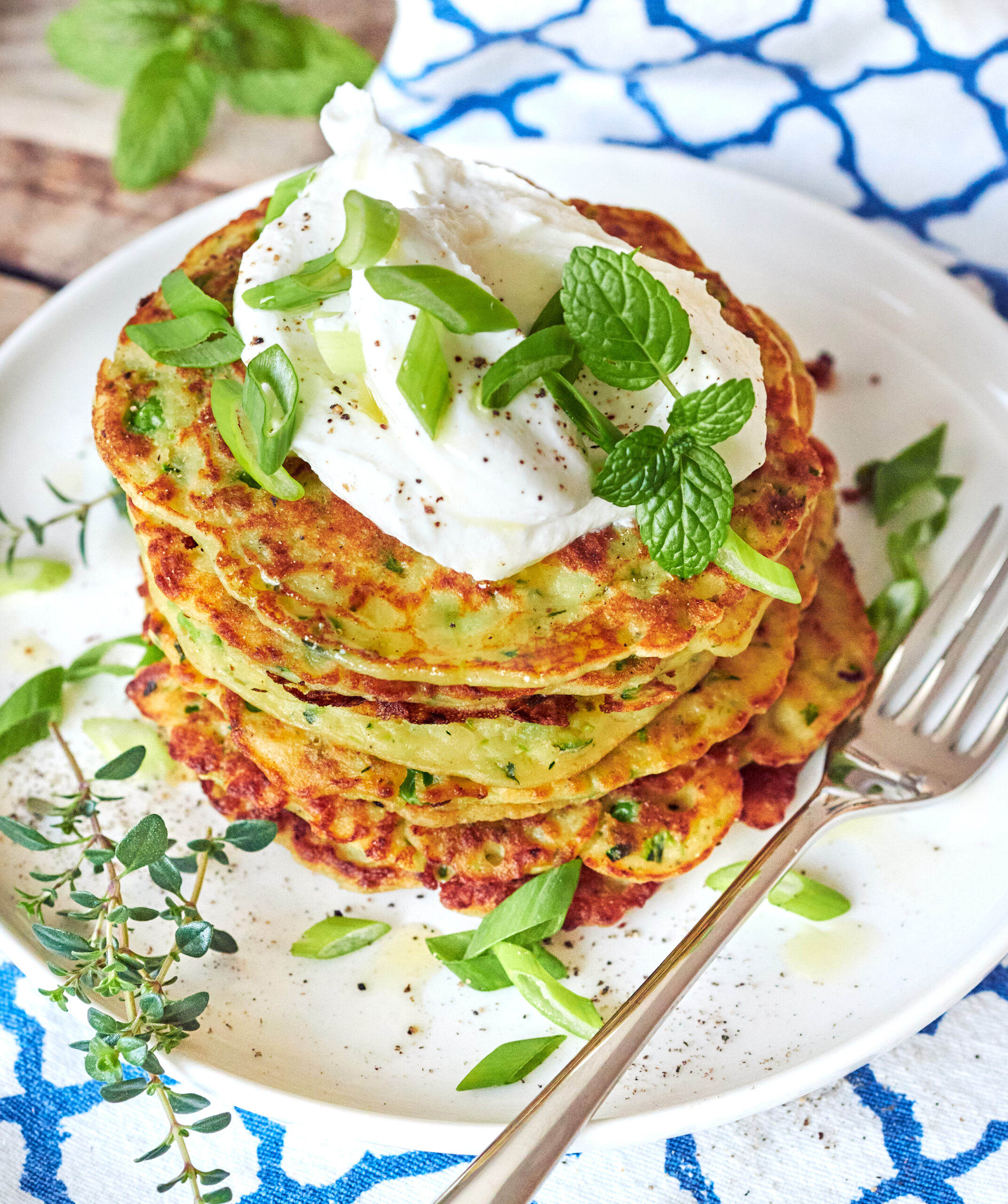 Pancakes di piselli e zucchine con yogurt greco