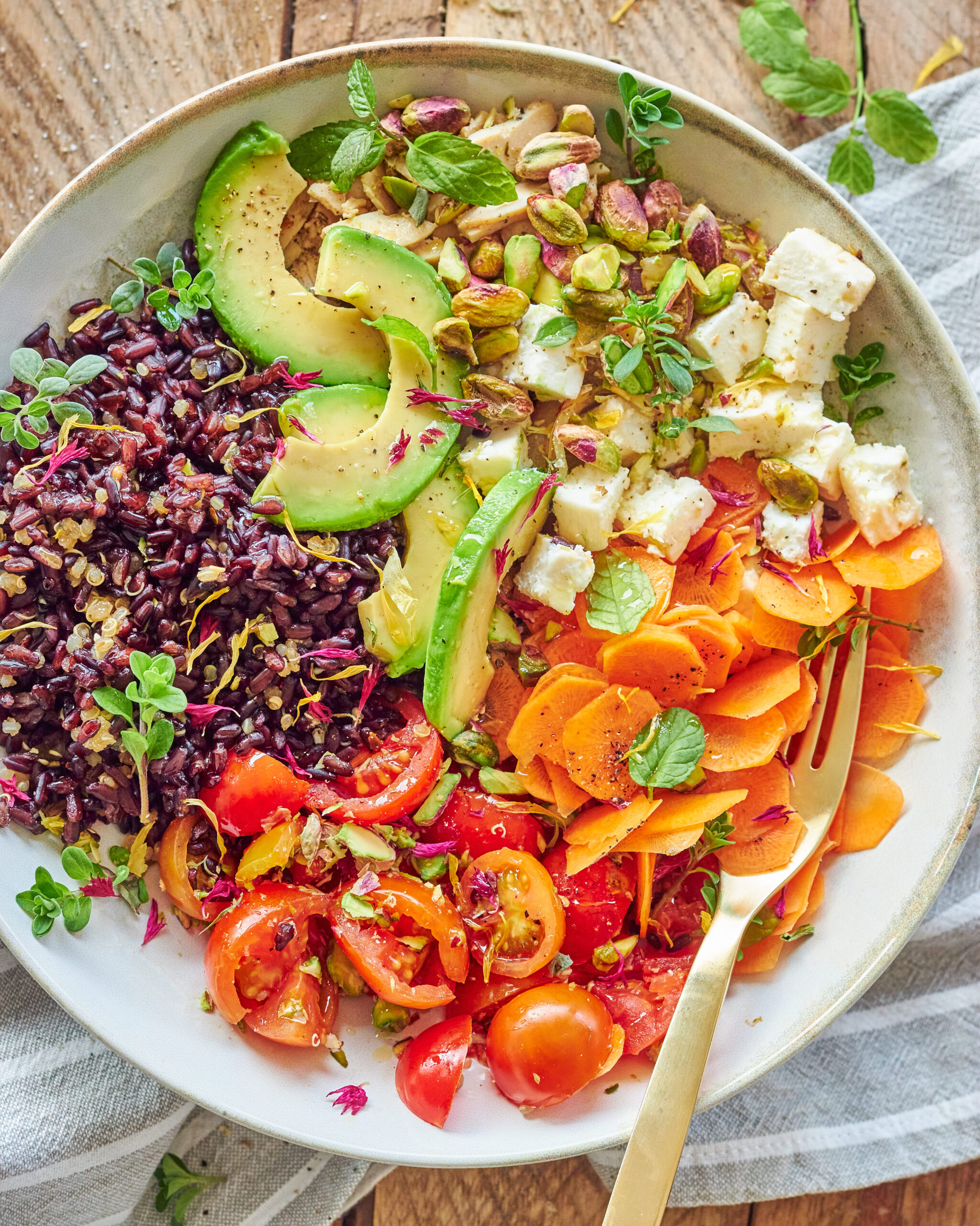 Power bowl con verdure, cereali e formaggio con latte di capra