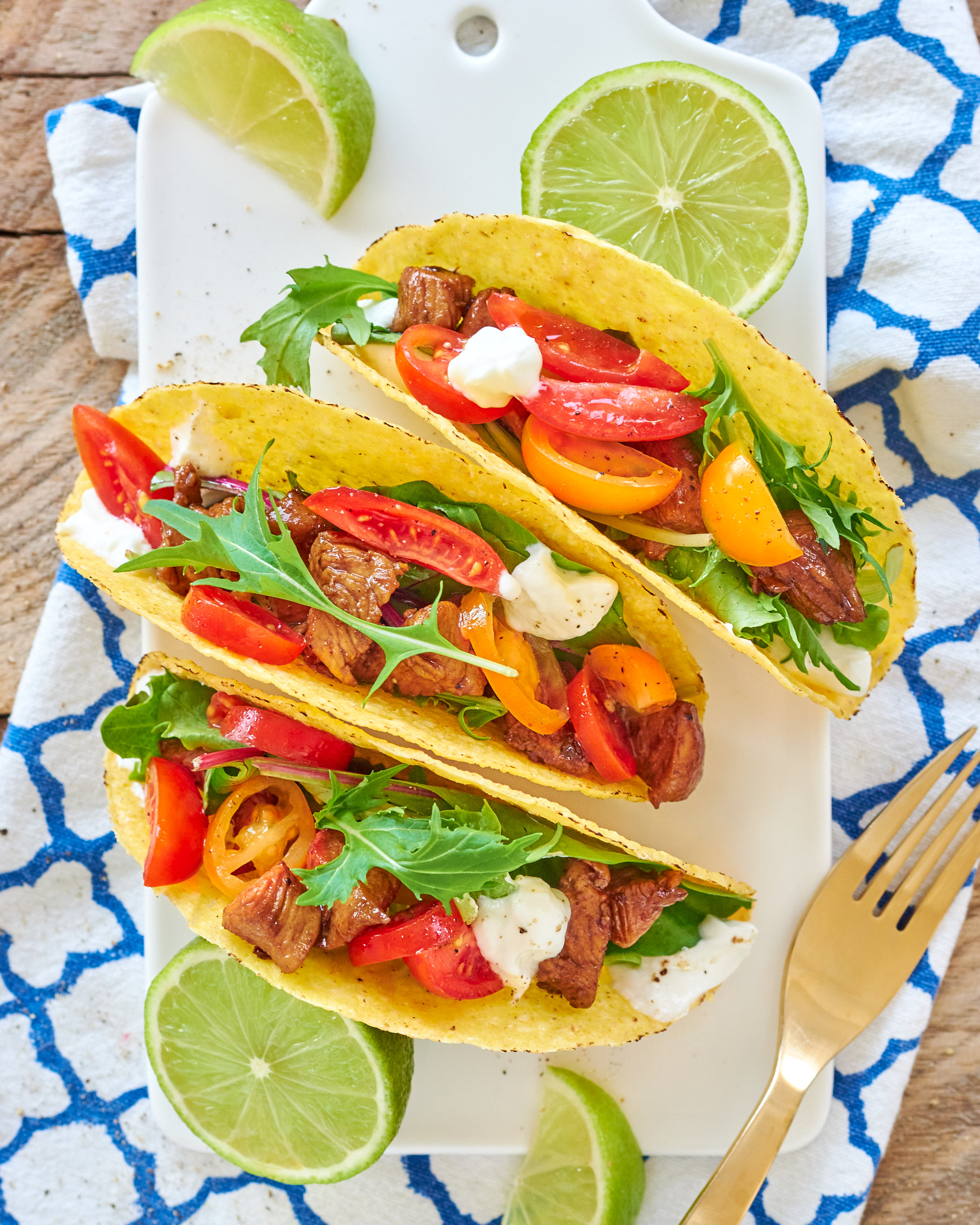 Tacos con yogurt greco, insalata e pollo all’aceto balsamico