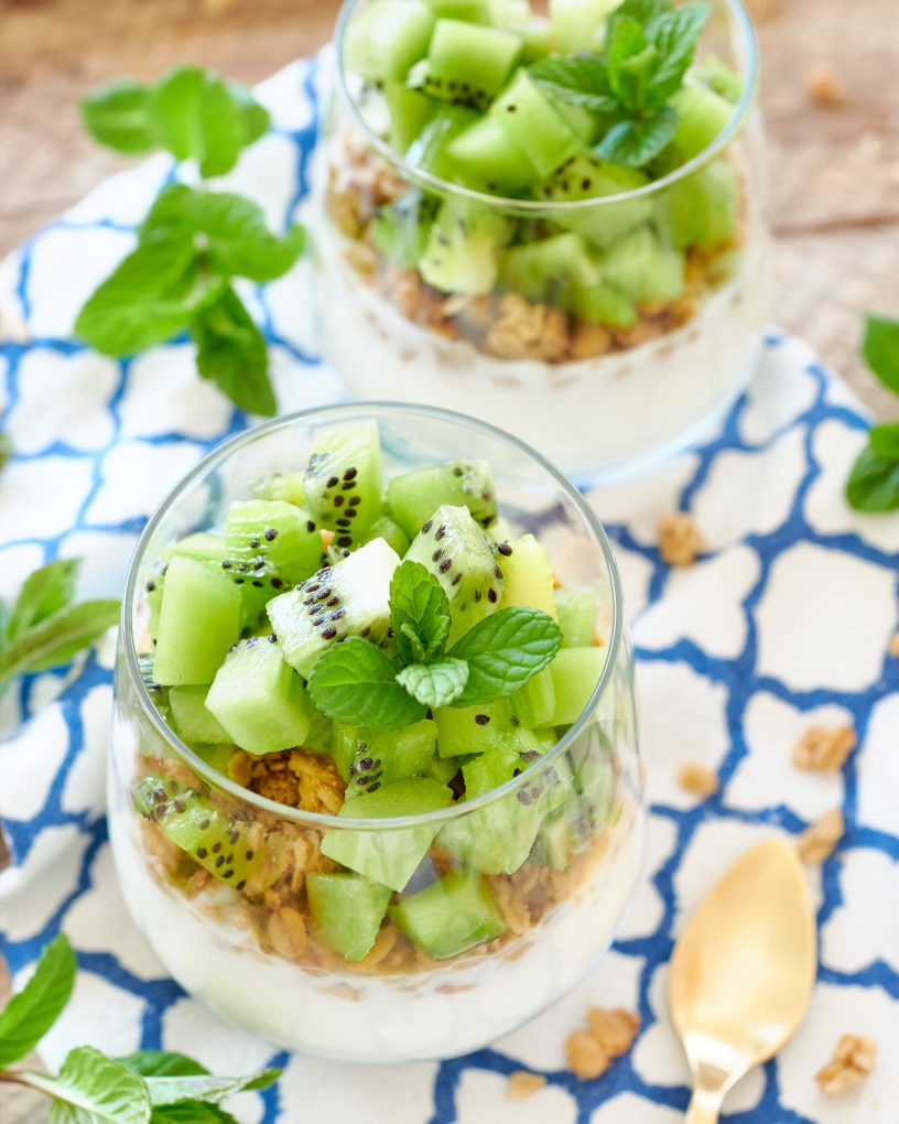 Dessert con yogurt greco, kiwi e granola