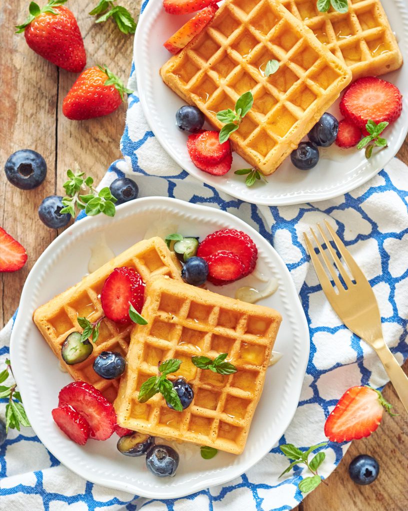 Waffle allo yogurt greco con frutti di bosco