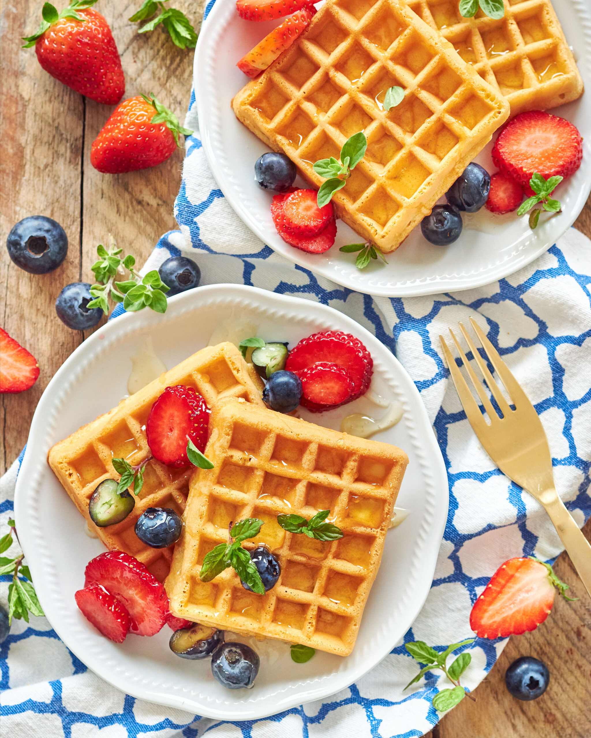 Waffle allo yogurt greco con frutti di bosco