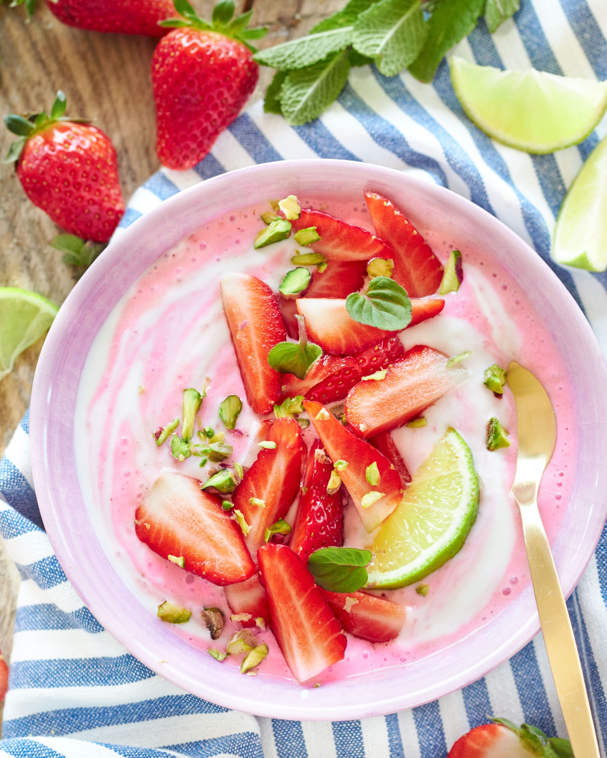 Bowl con Yogreko con latte di pecora, fragole e pistacchi