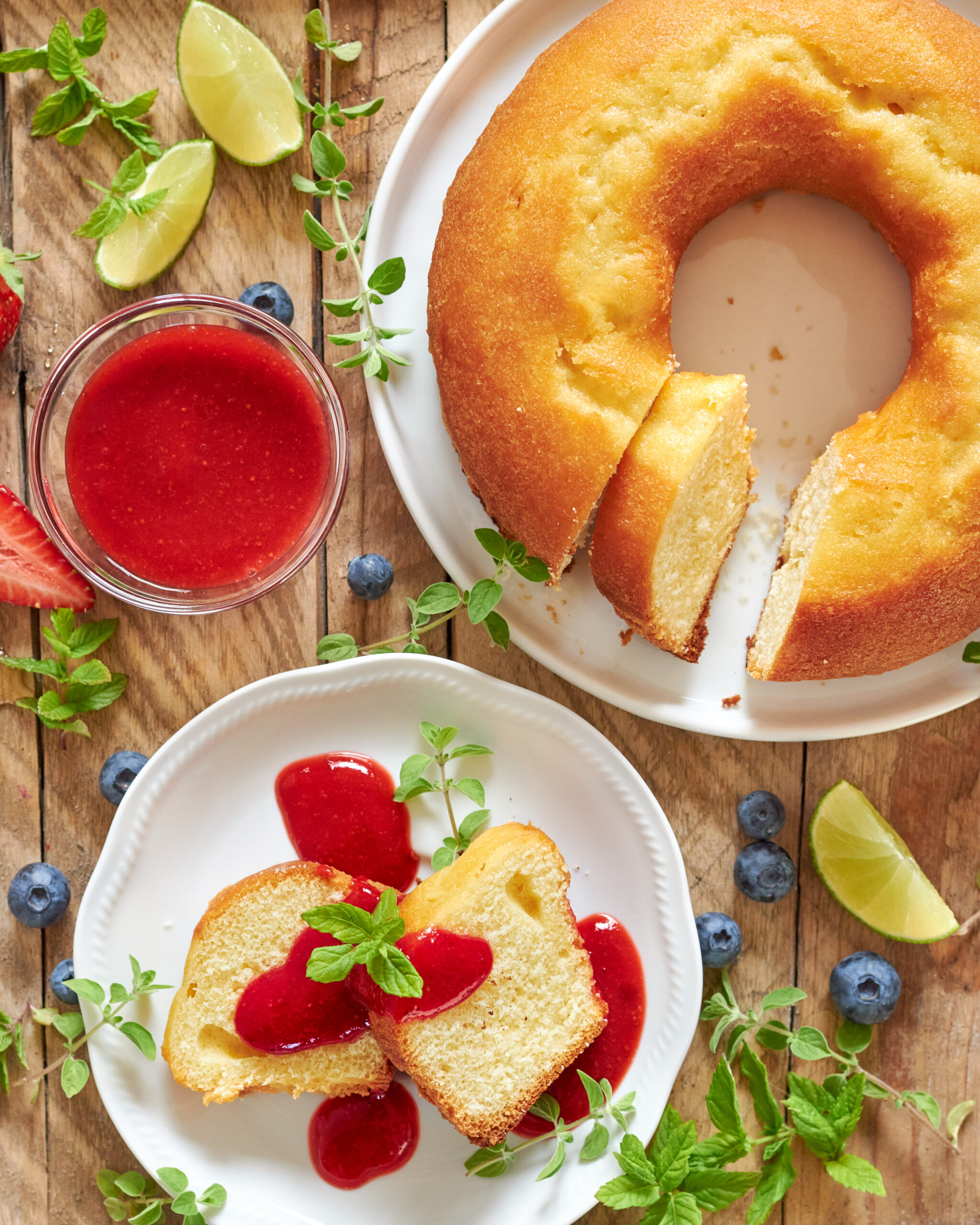 Ciambella con yogurt greco e salsa alle fragole