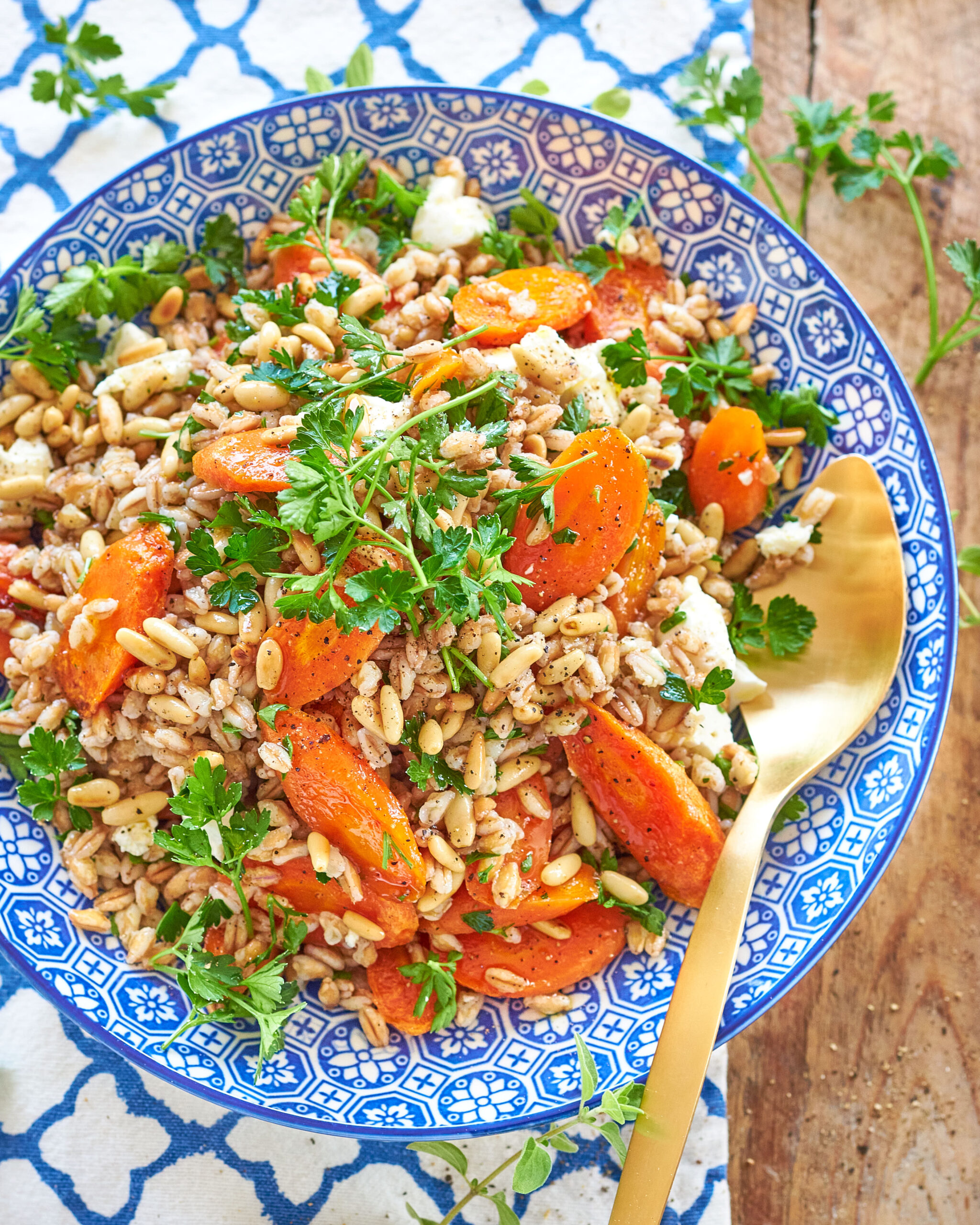 Insalata di farro con feta Zorbas, carote arrostite e pinoli