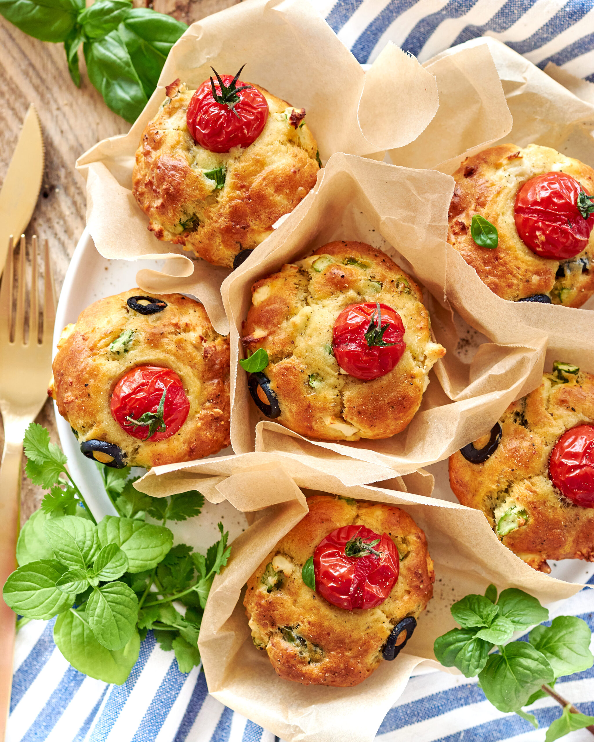 Muffin con feta Zorbas, asparagi e pomodorini