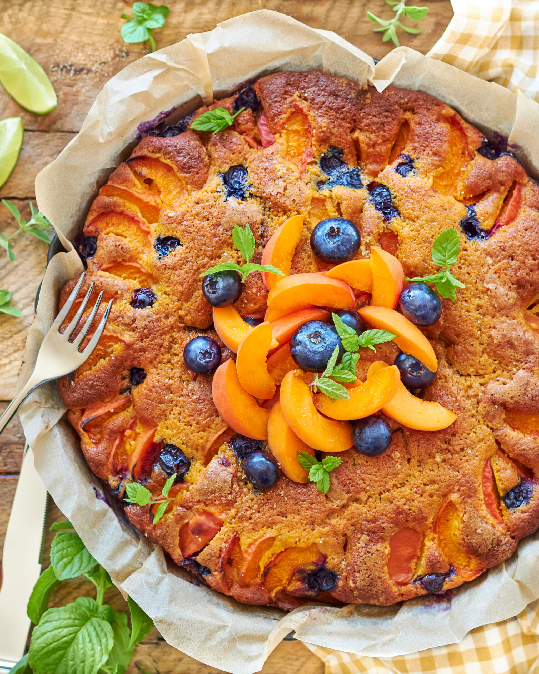 Torta allo yogurt greco con albicocche e mirtilli