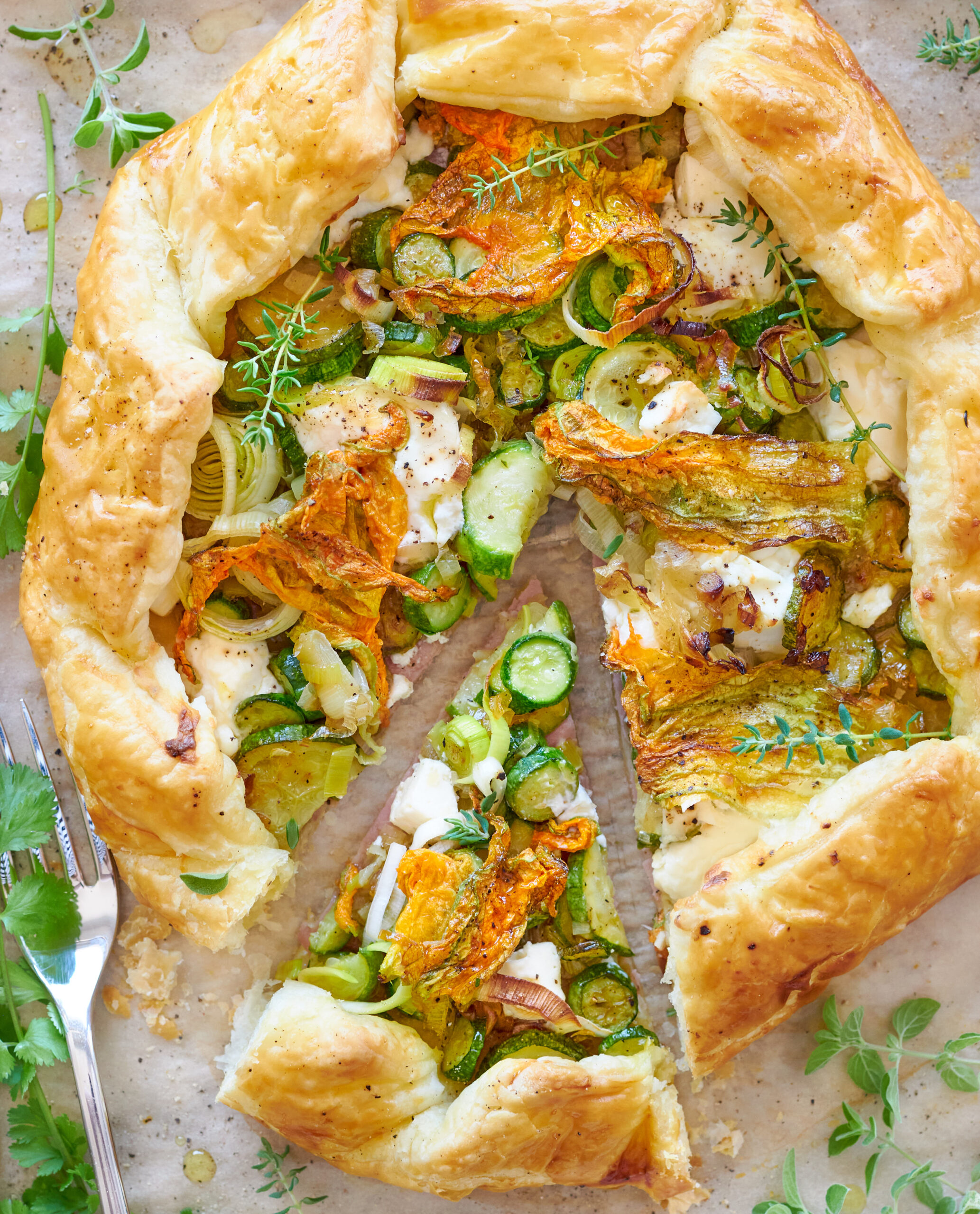 Torta salata con fiori di zucca, porri e feta Zorbas