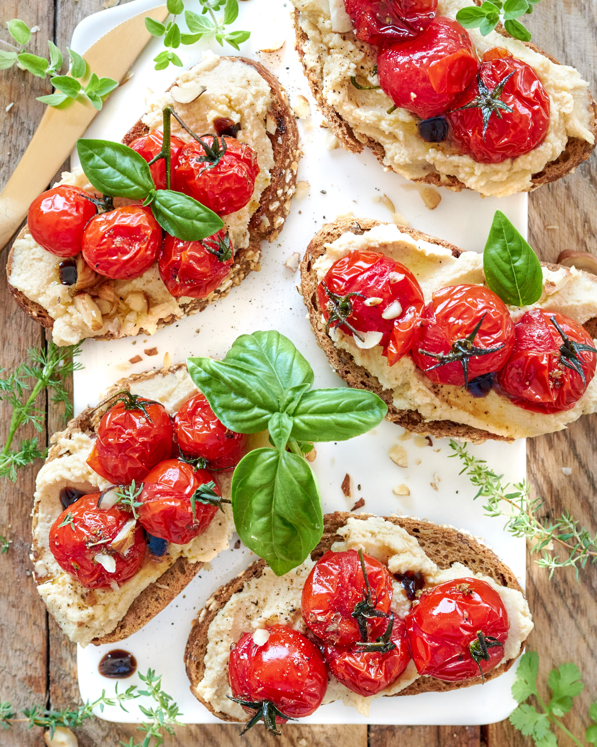 Crostini con hummus Zorbas e datterini al forno