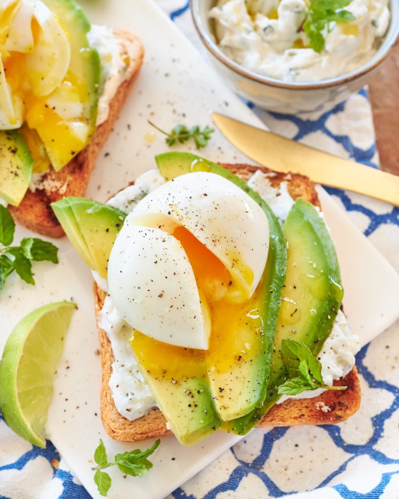 Crostini con tzatziki Zorbas, avocado e uovo barzotto