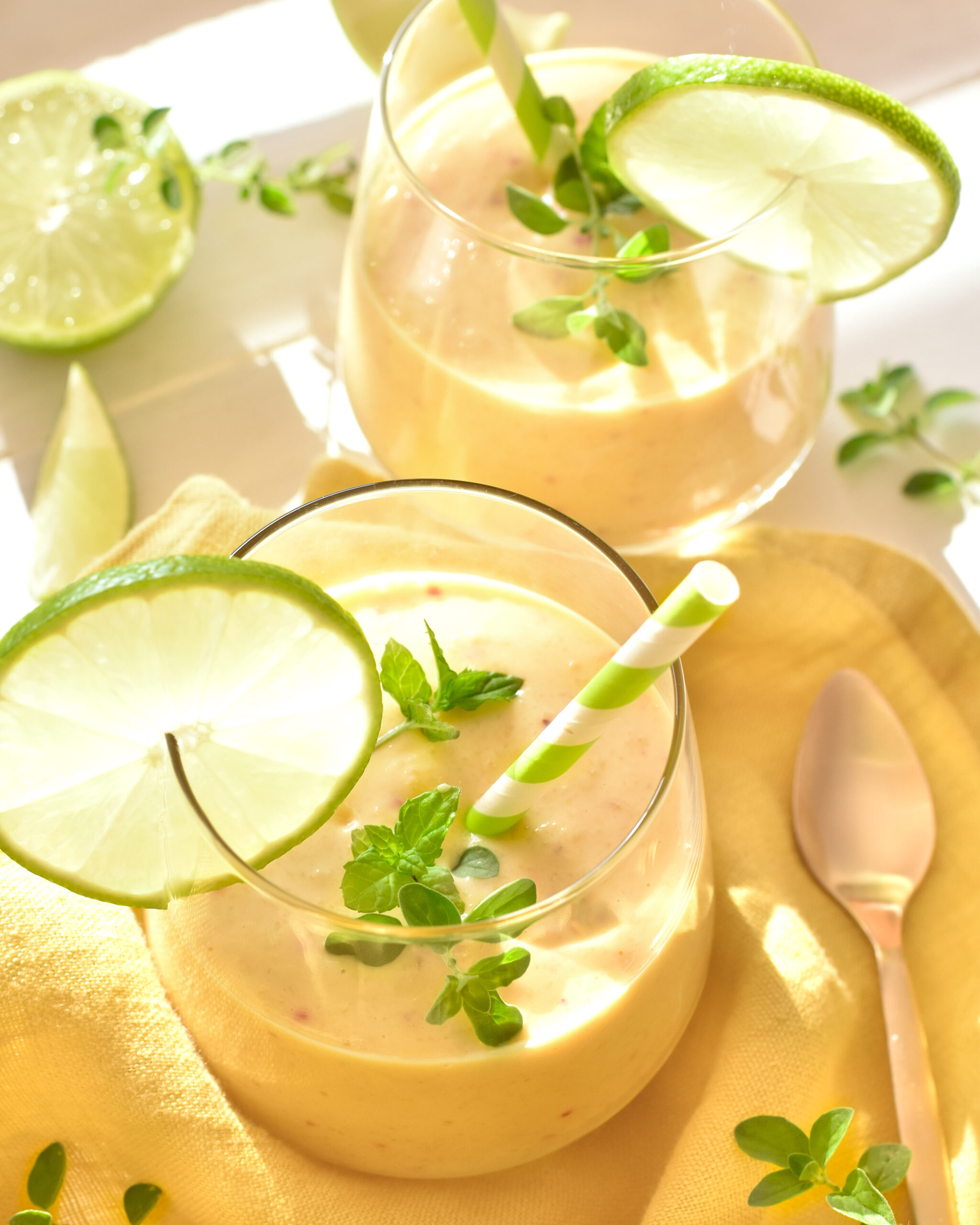 Smoothie allo yogurt greco con mango e cocco
