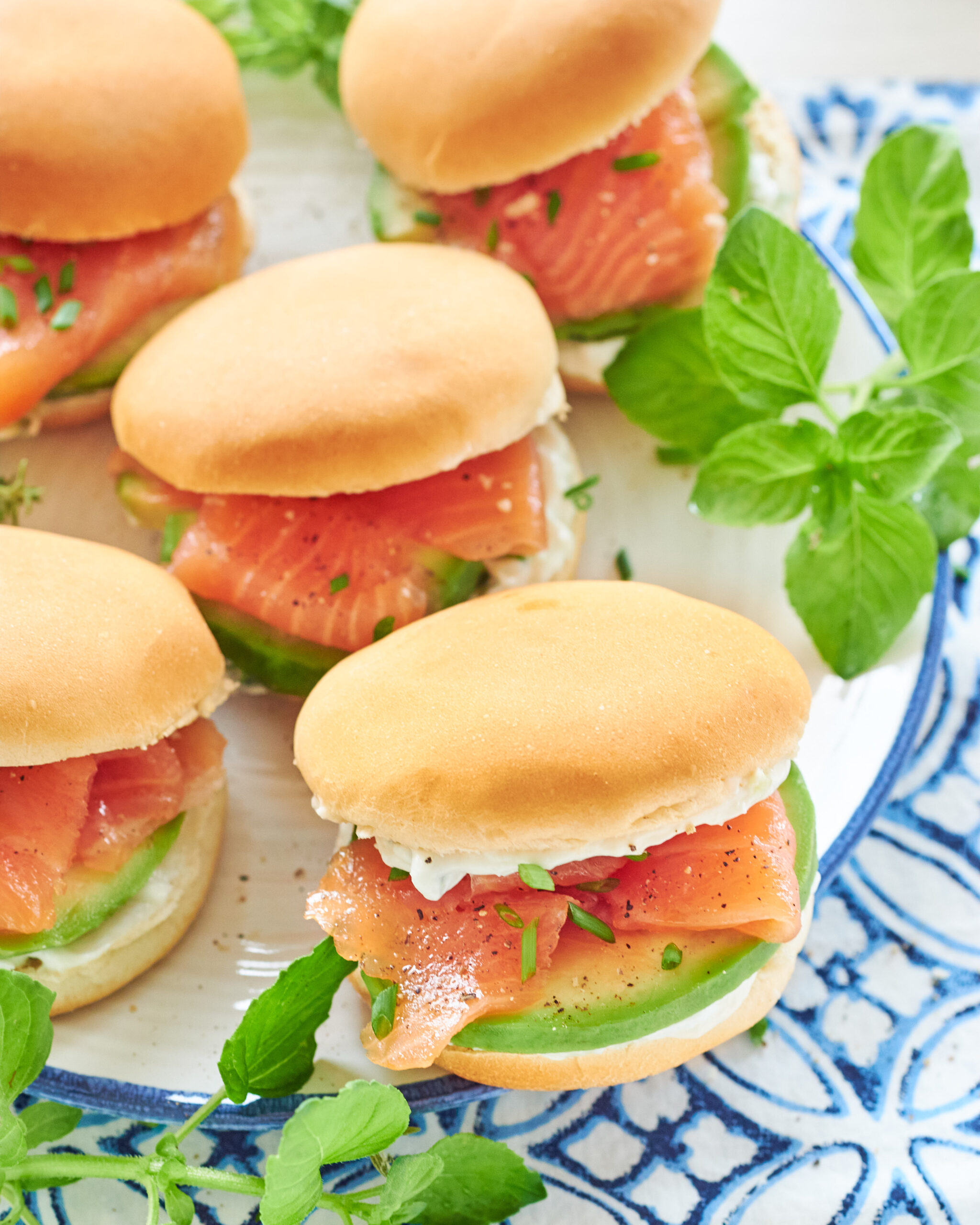 Mini burger con tzatziki Zorbas, salmone affumicato e avocado