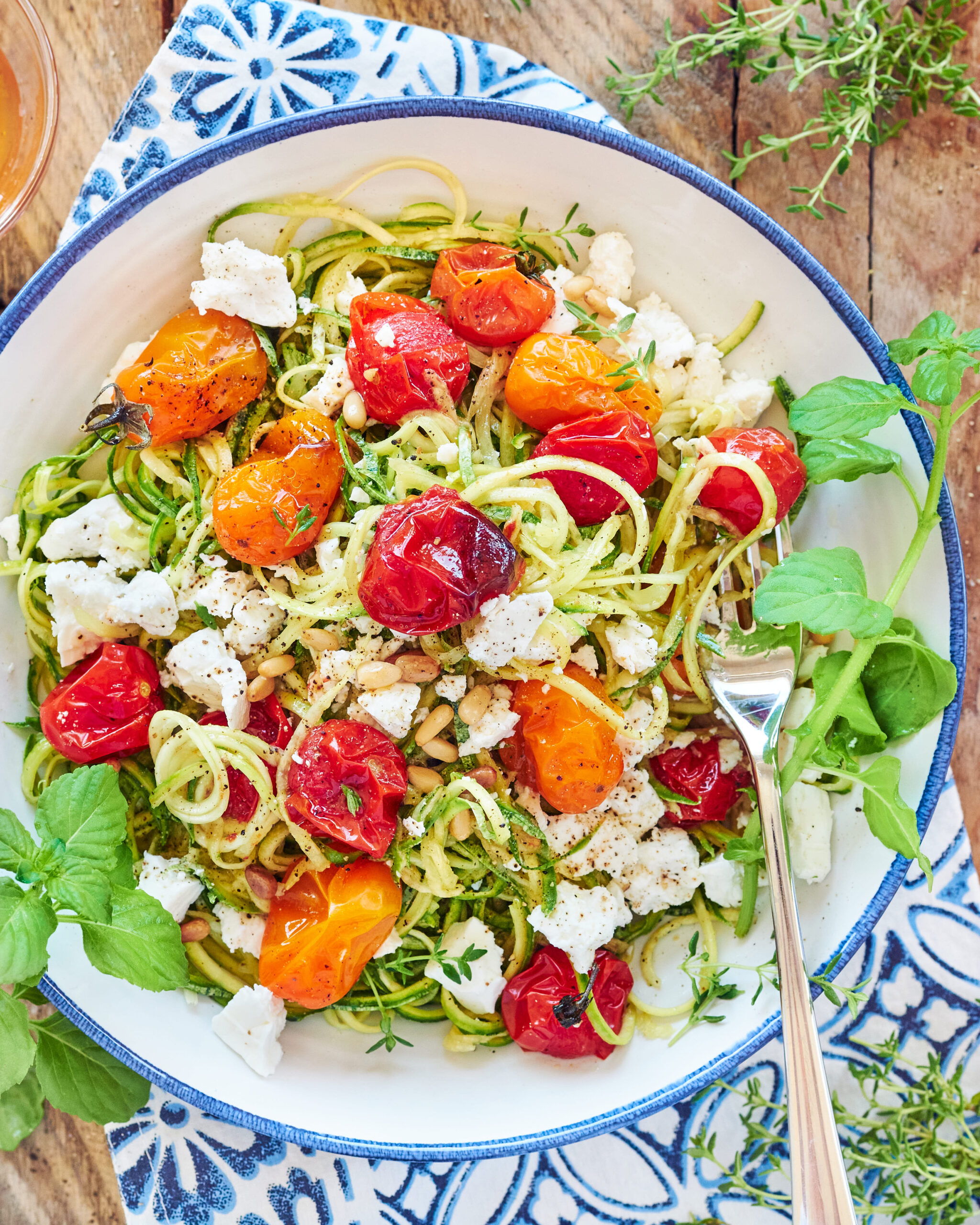 Spaghetti di zucchine con datterini al forno e feta Zorbas