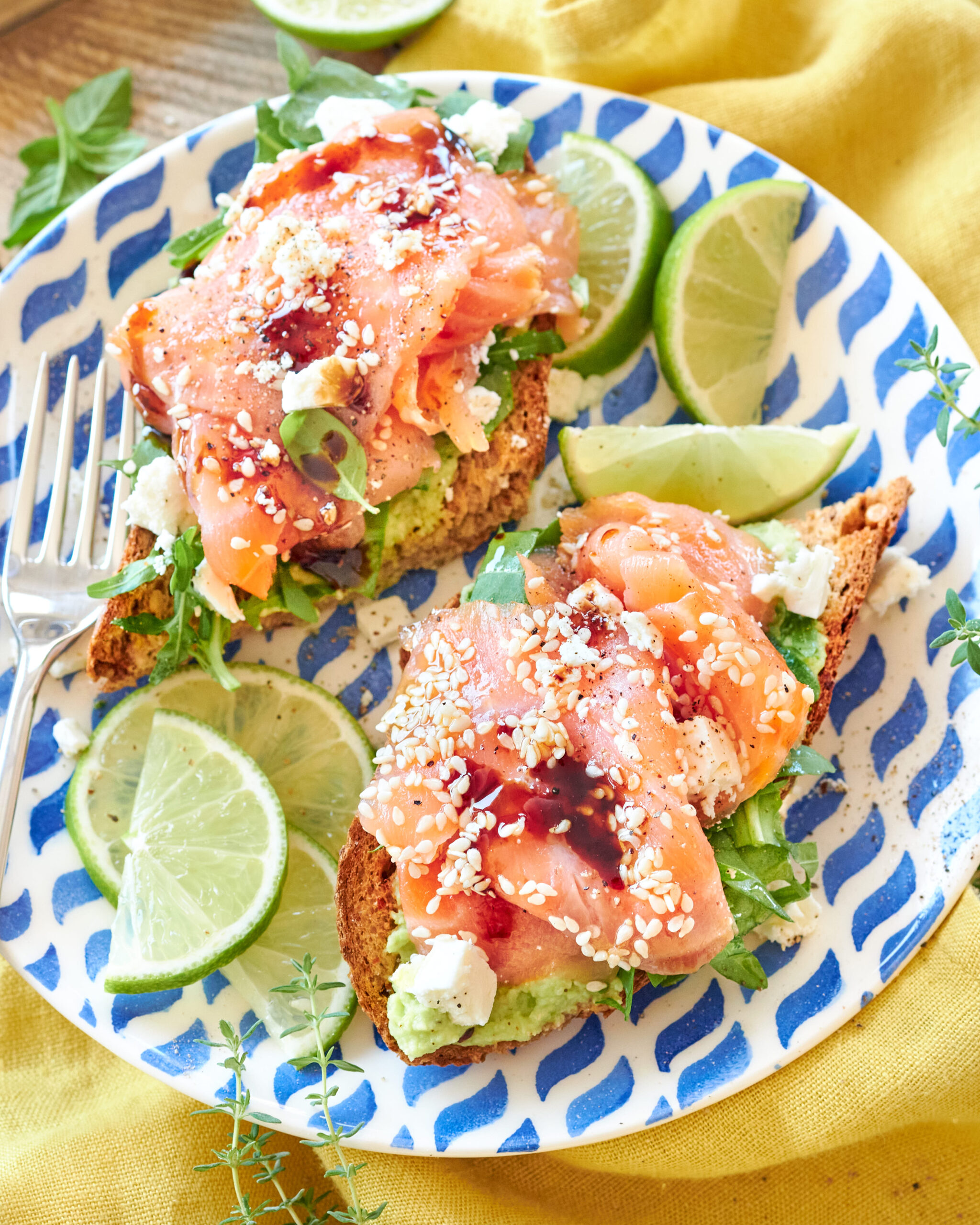 Super crostino con salmone affumicato, rucola, guacamole e feta Zorbas