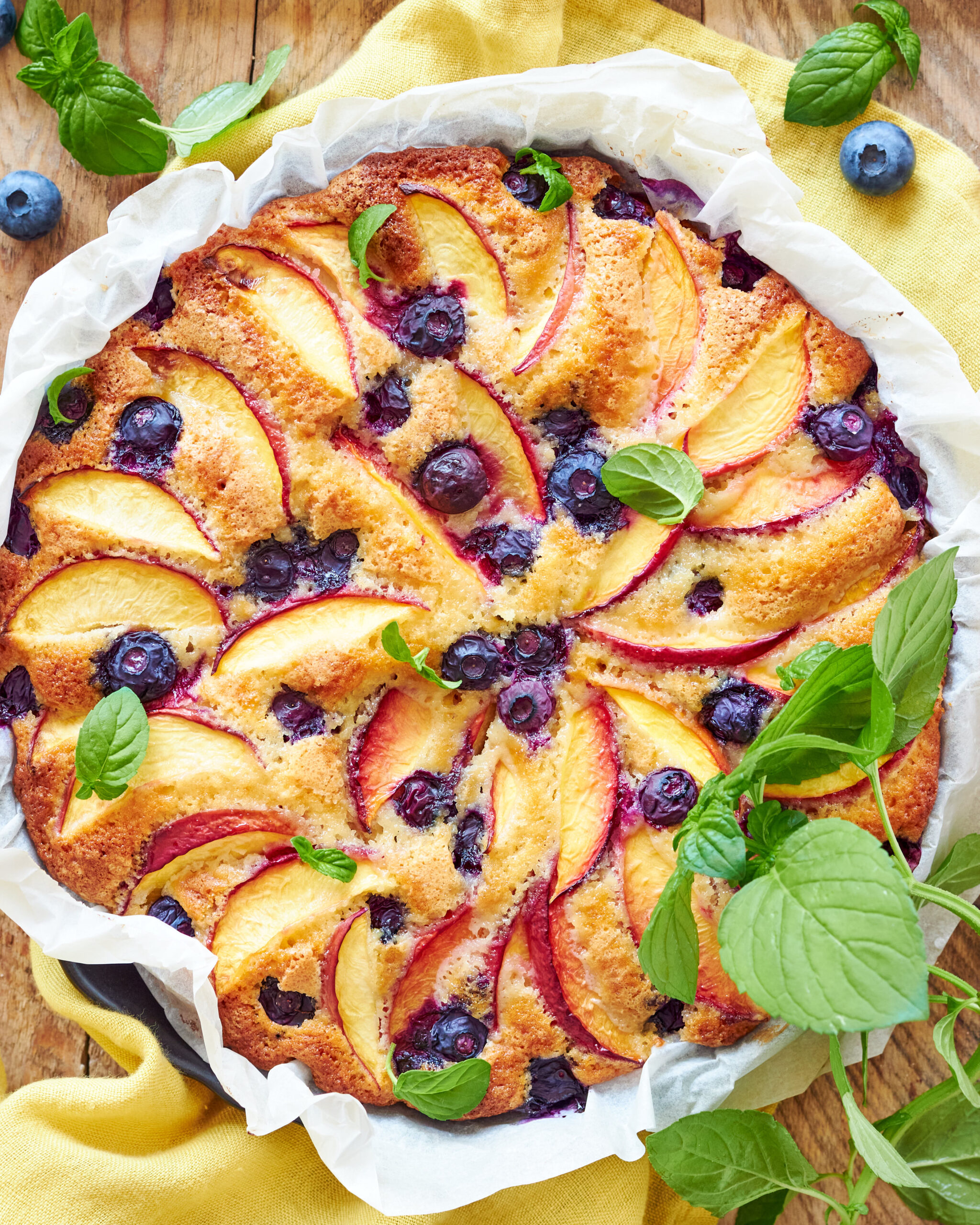 Torta alle pesche e mirtilli con yogurt greco Zorbas