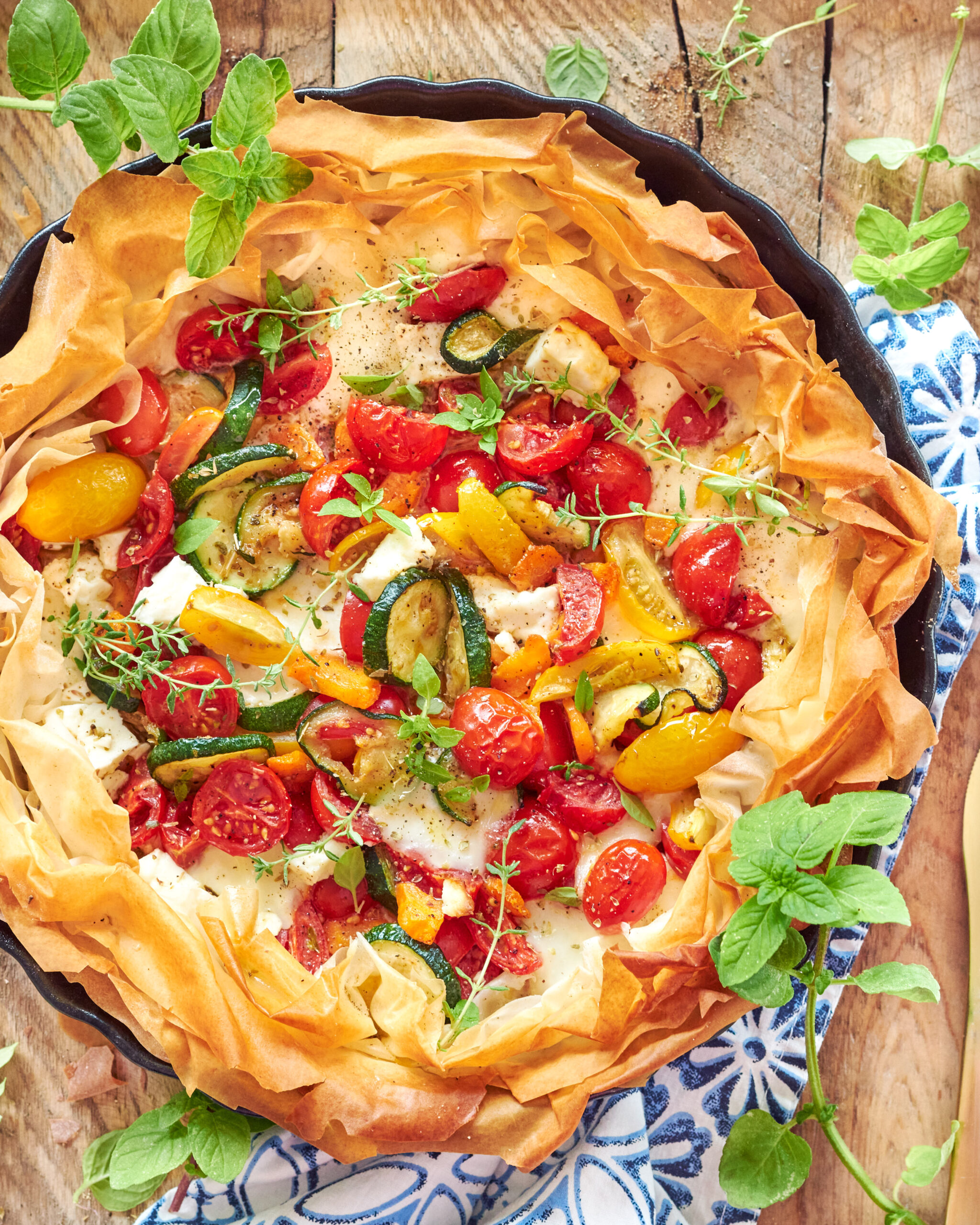 Torta salata di pasta fillo con Manouri Zorbas e verdure