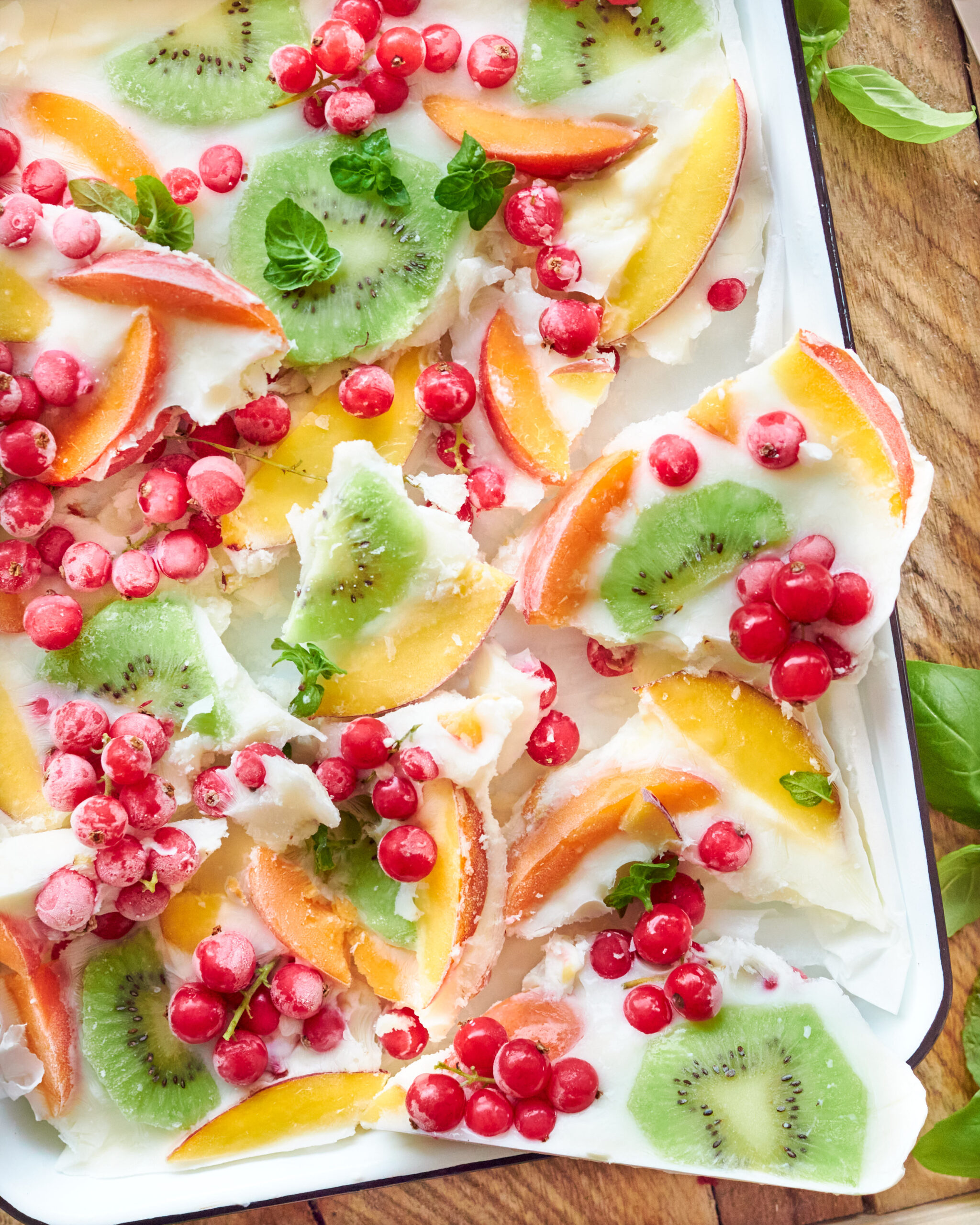 “Frozen yogurt bark” con yogurt greco e frutta di stagione
