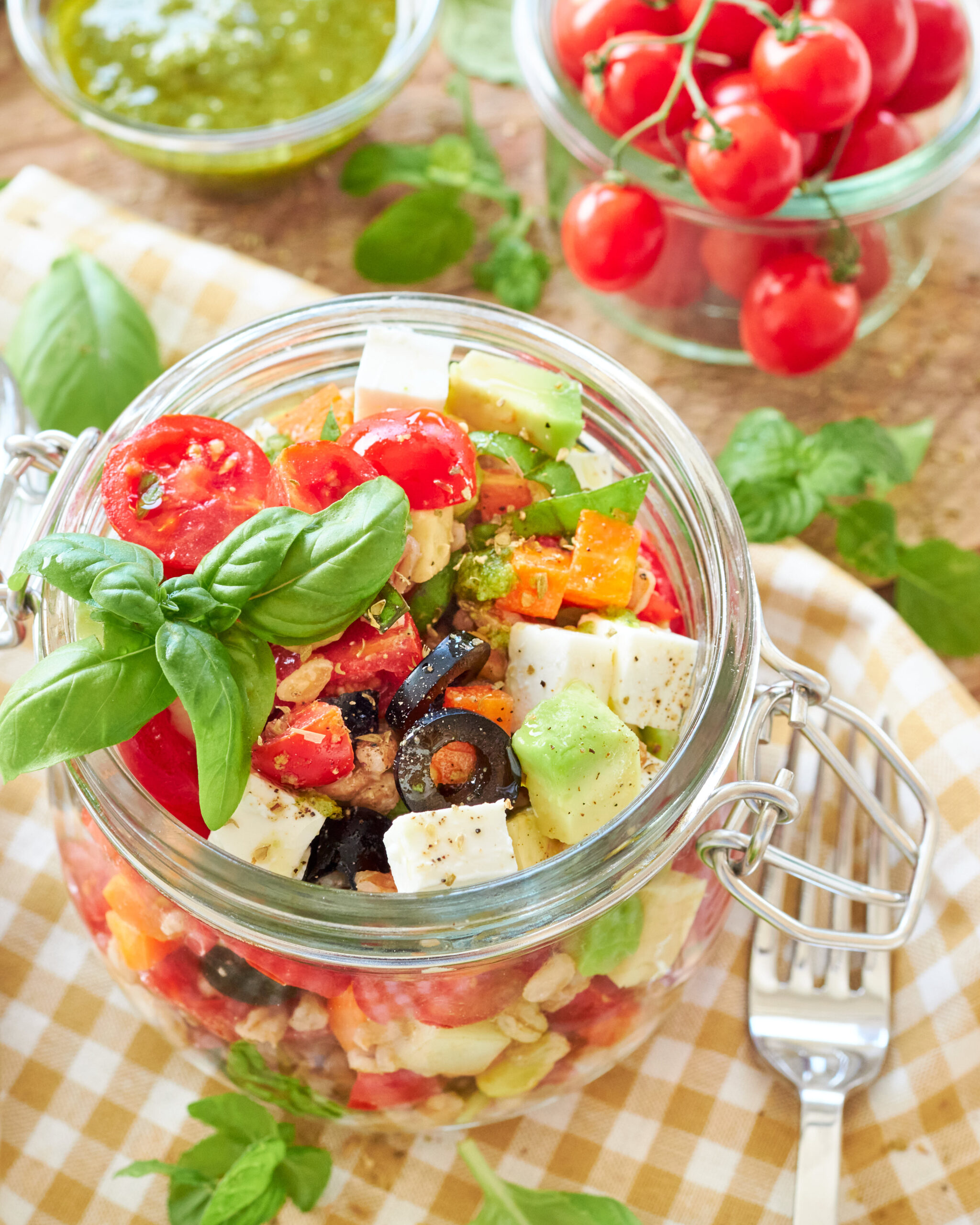 Insalata con farro, feta Zorbas, carote e avocado