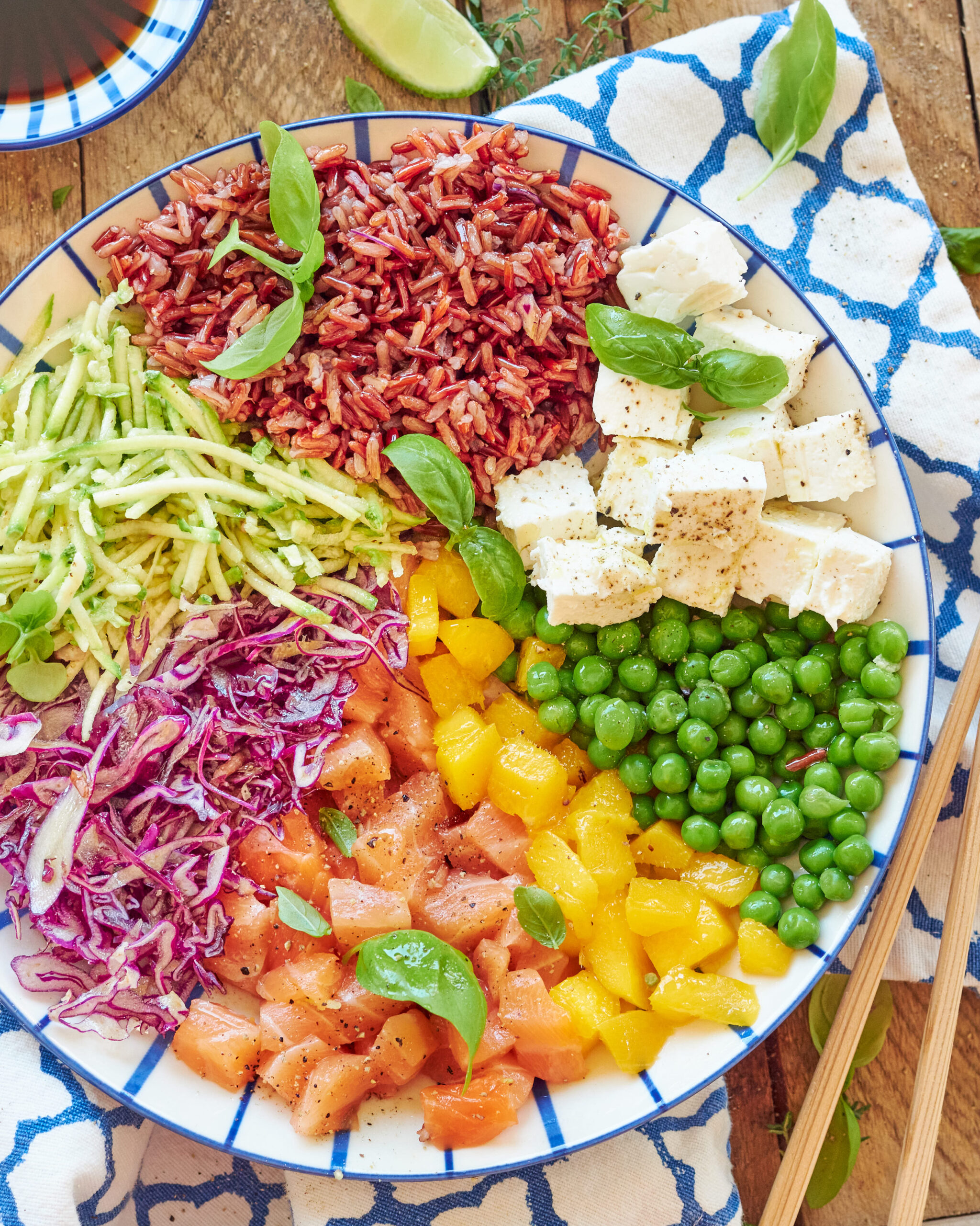 Power bowl con riso rosso, salmone, verdure e feta Zorbas