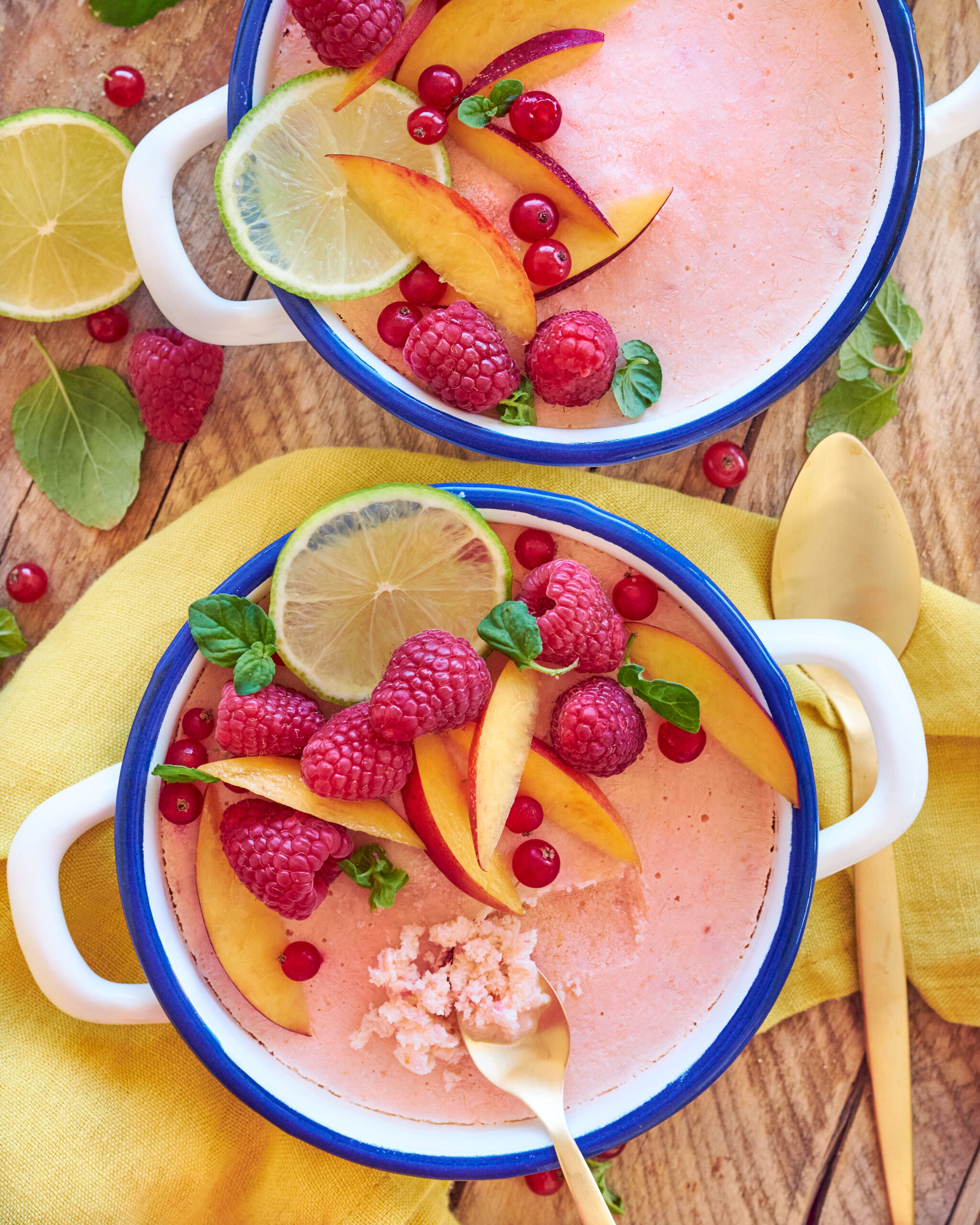 Sorbetto con yogurt greco e frutta di stagione