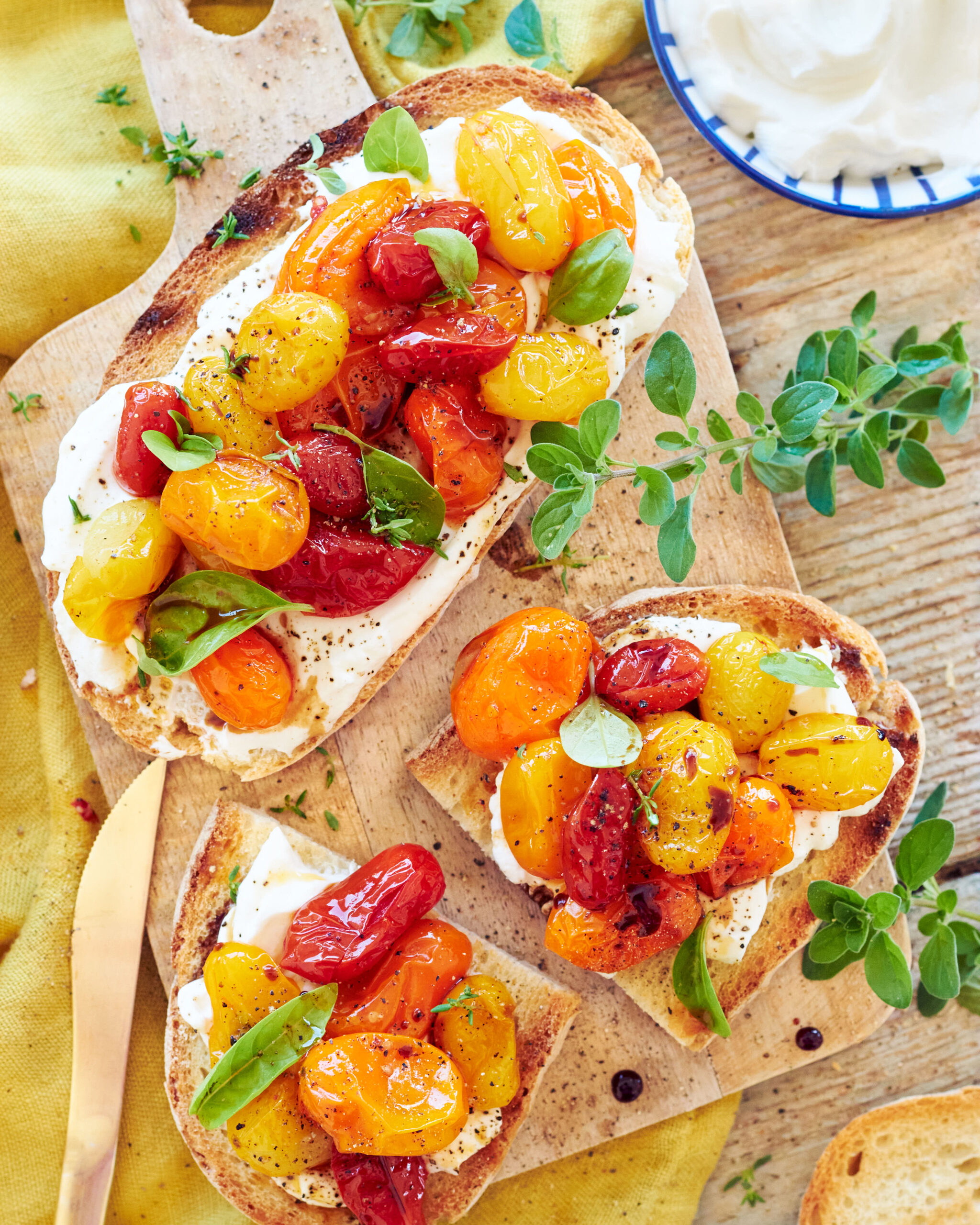 Bruschette con pomodoro al forno, Yogreko bio Zorbas e aceto balsamico