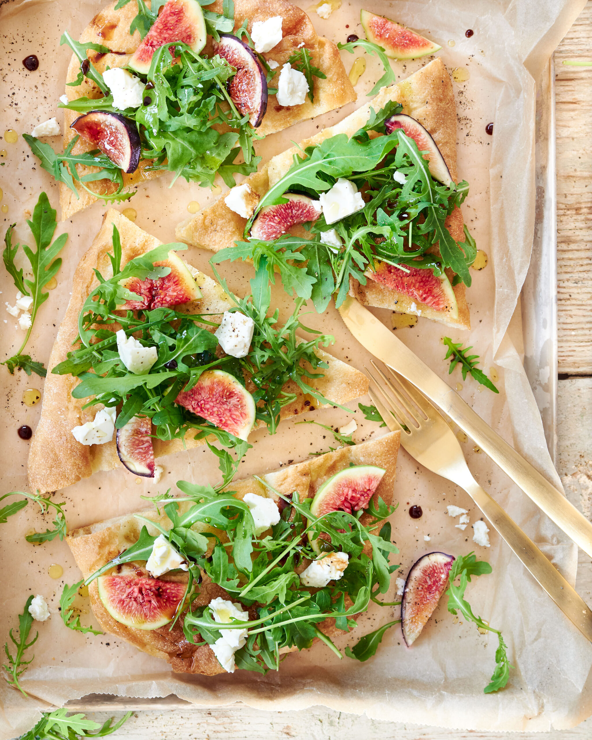 Schiacciata croccante con feta Zorbas, fichi e vinaigrette all’aceto balsamico
