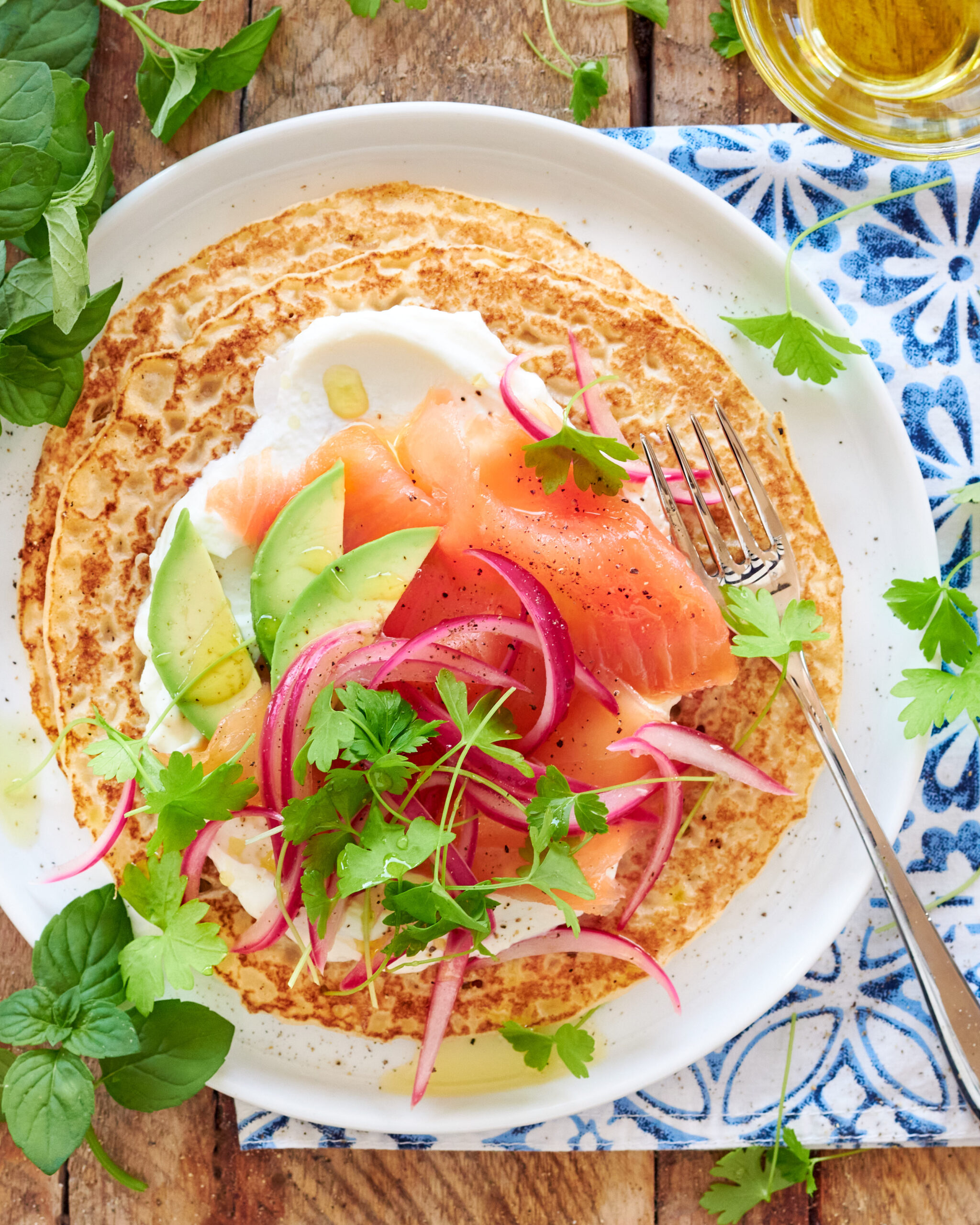 Crepes con Yogreko con latte di capra, salmone affumicato e tropea marinata