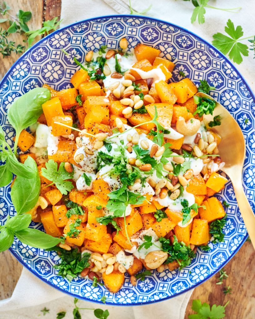 Zucca al forno con salsa allo yogurt greco e pinoli tostati