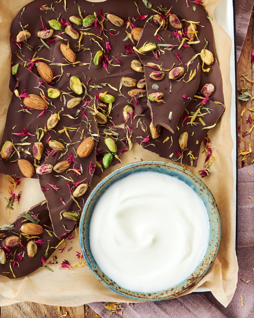 Barretta al cioccolato con frutta secca da abbinare ad yogurt greco